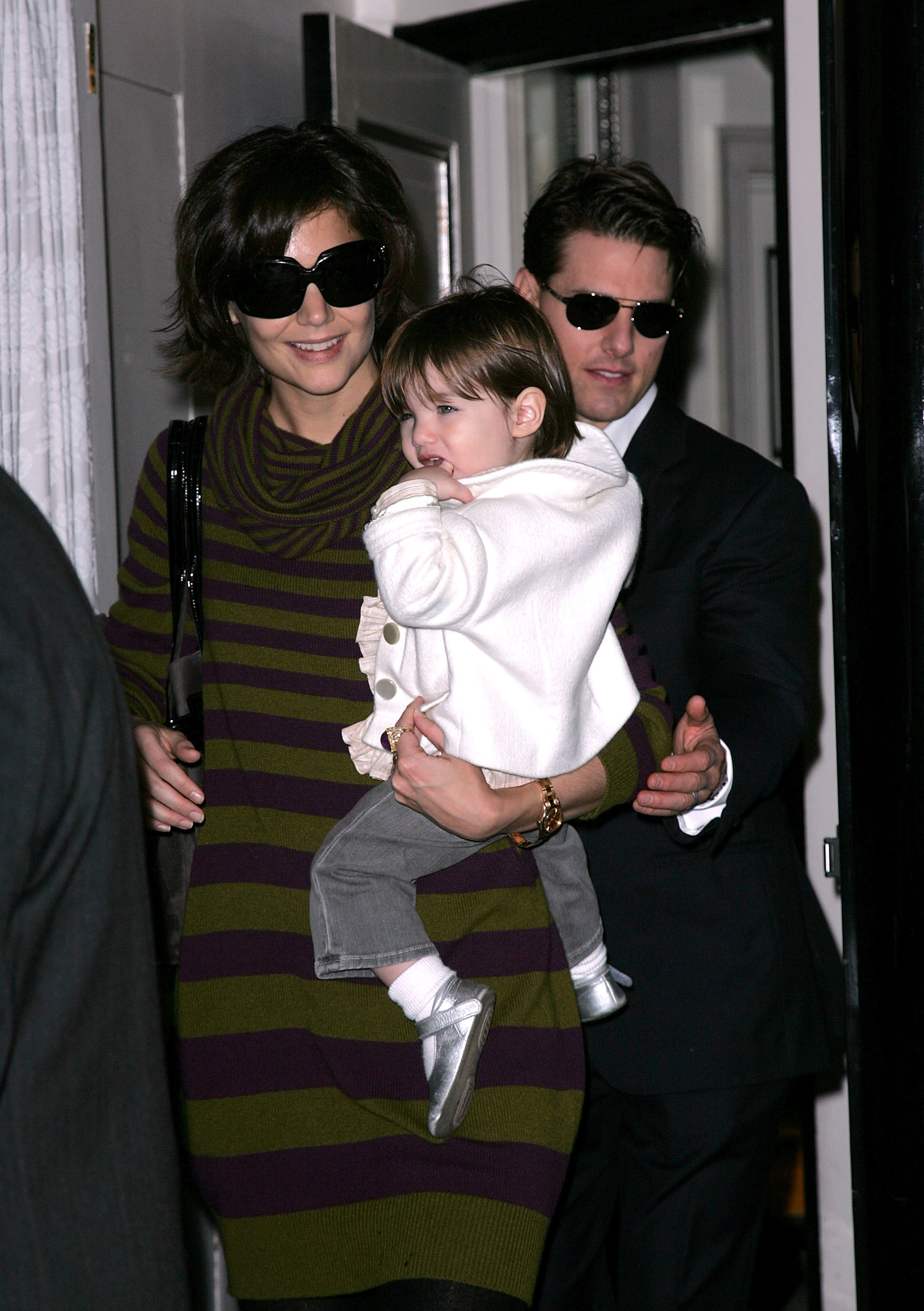 Katie Holmes y Tom Cruise con su hija Suri en Nueva York el 19 de octubre de 2007 | Fuente: Getty Images