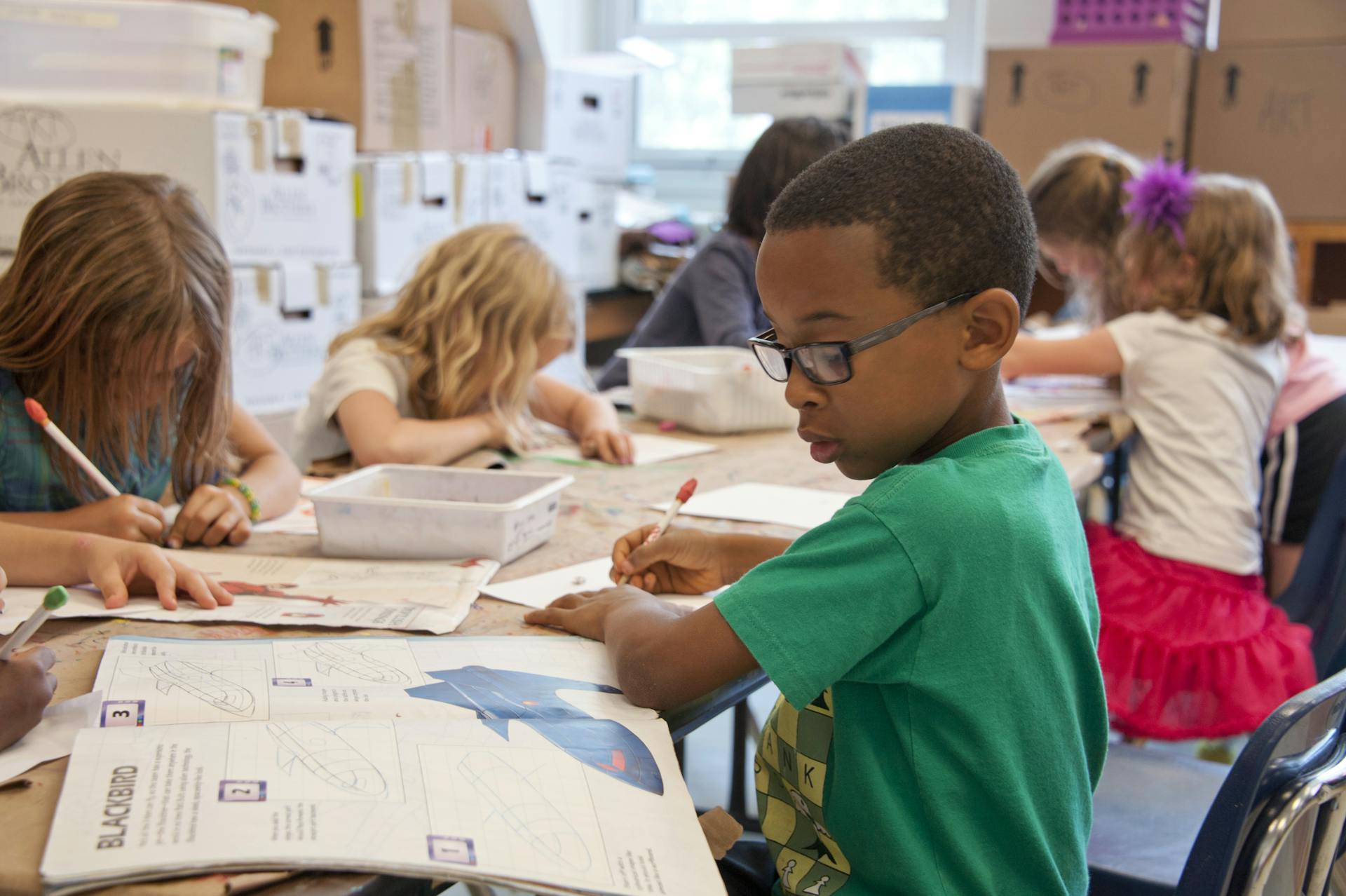 Niños dibujando en clase | Fuente: Pexels