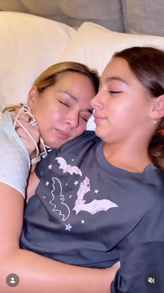 Adamari López compartiendo junto su hija Alaïa en un divertido video hogareño | Fuente: Instagram/adamarilopez