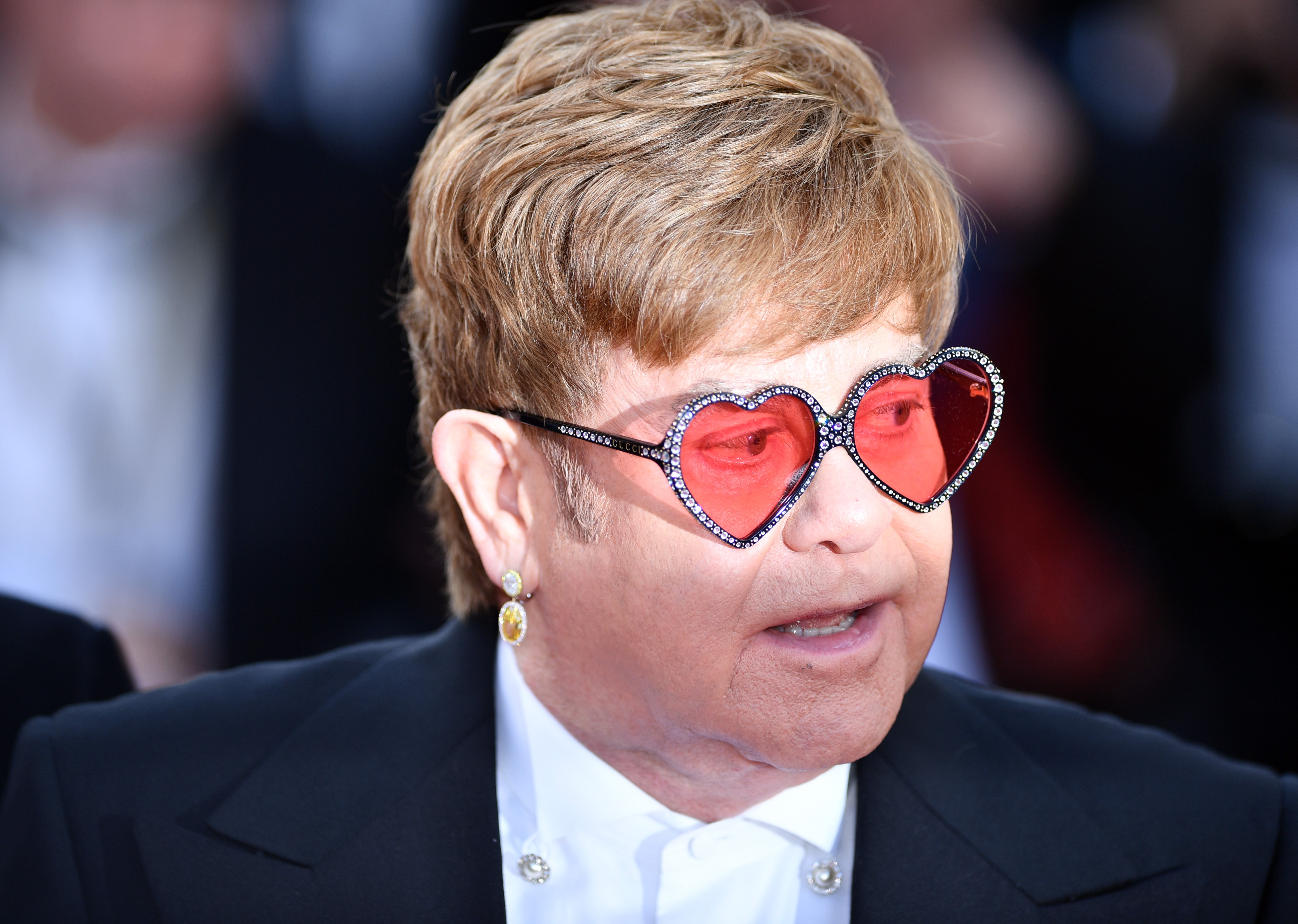 Elton John llega a la proyección de la película 'Rocketman' durante la 72ª edición del Festival de Cine de Cannes en Cannes, Francia, el 16 de mayo de 2019 | Fuente: Getty Images