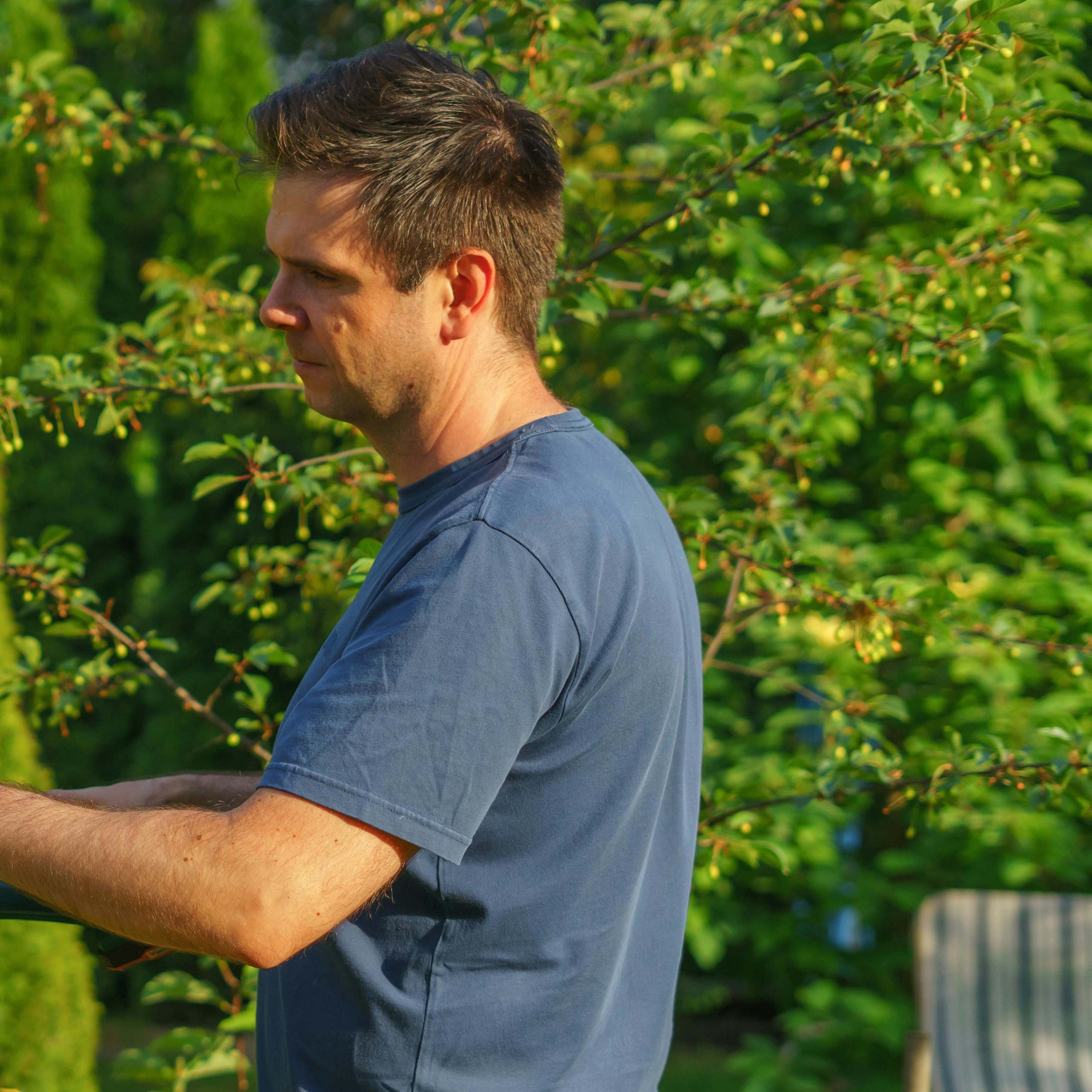 Un hombre de pie en un patio | Fuente: Pexels