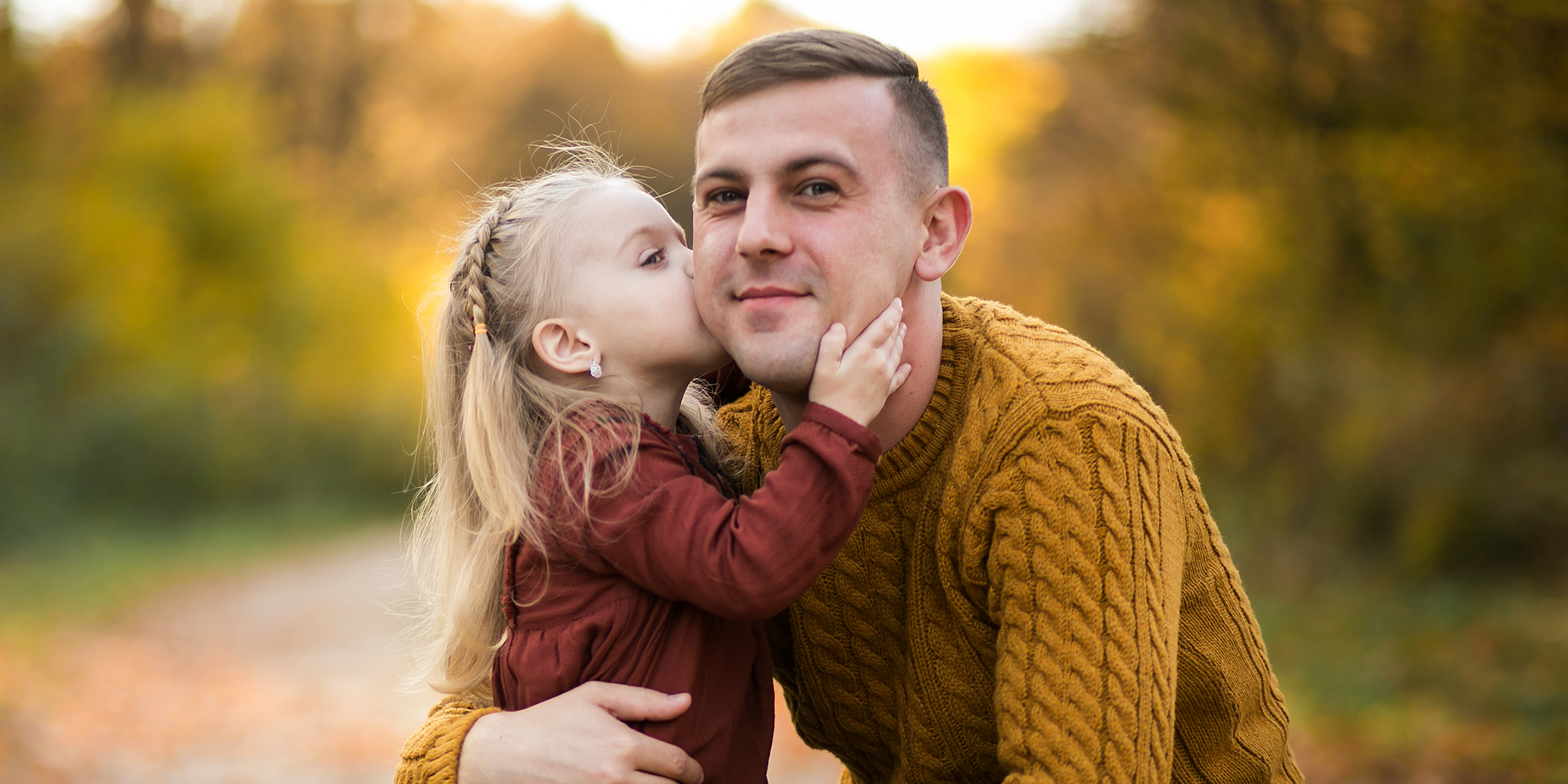 Un hombre abrazando a su hija pequeña | Fuente: Freepik