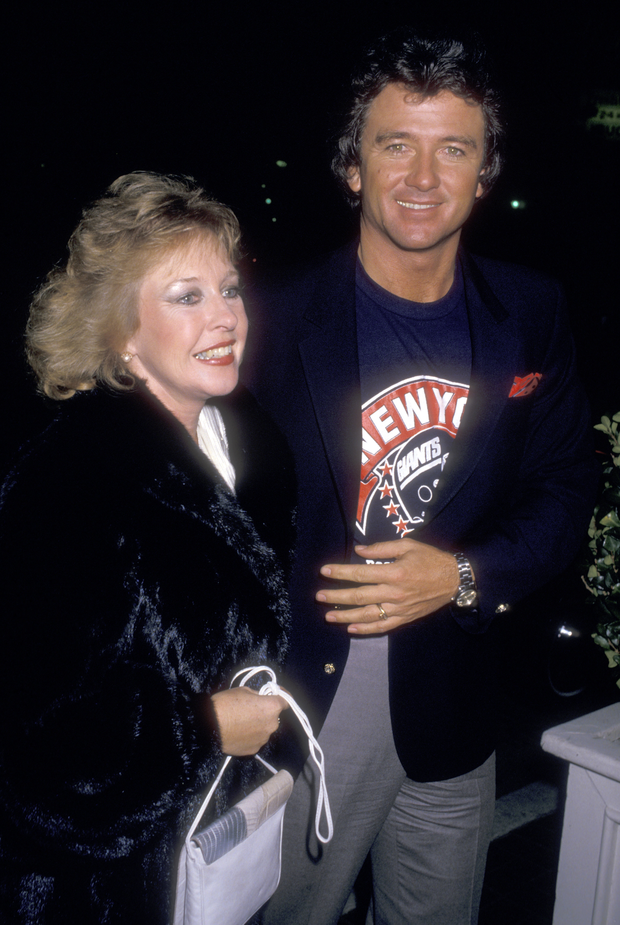 Patrick Duffy y su esposa Carlyn Rosser asisten a la Super Bowl XXI Viewing Party el 25 de enero de 1987 en el restaurante Chasen's en Beverly Hills, California. | Foto: Getty Images