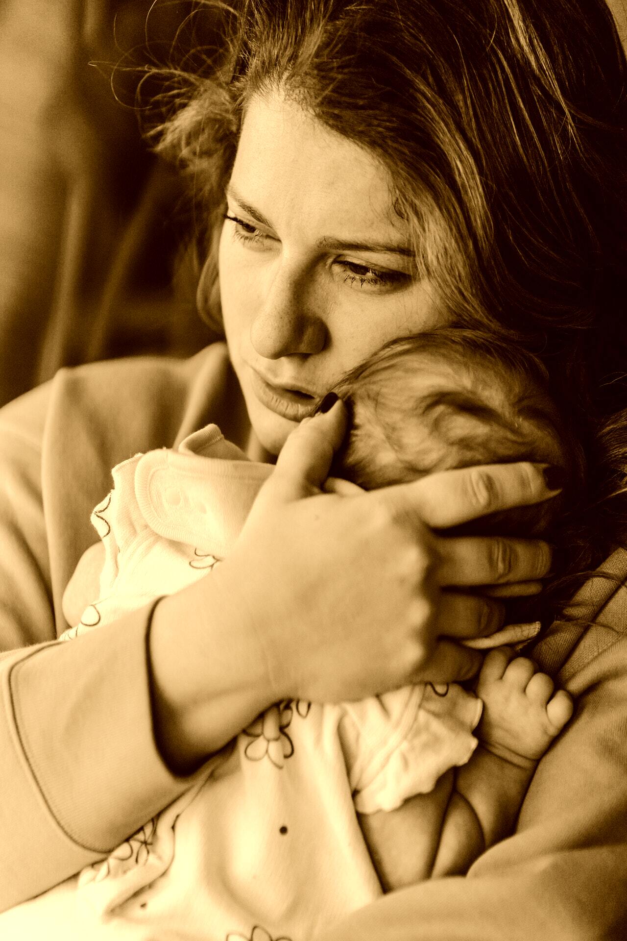 Mujer cargando a un bebé. | Foto: Pexels