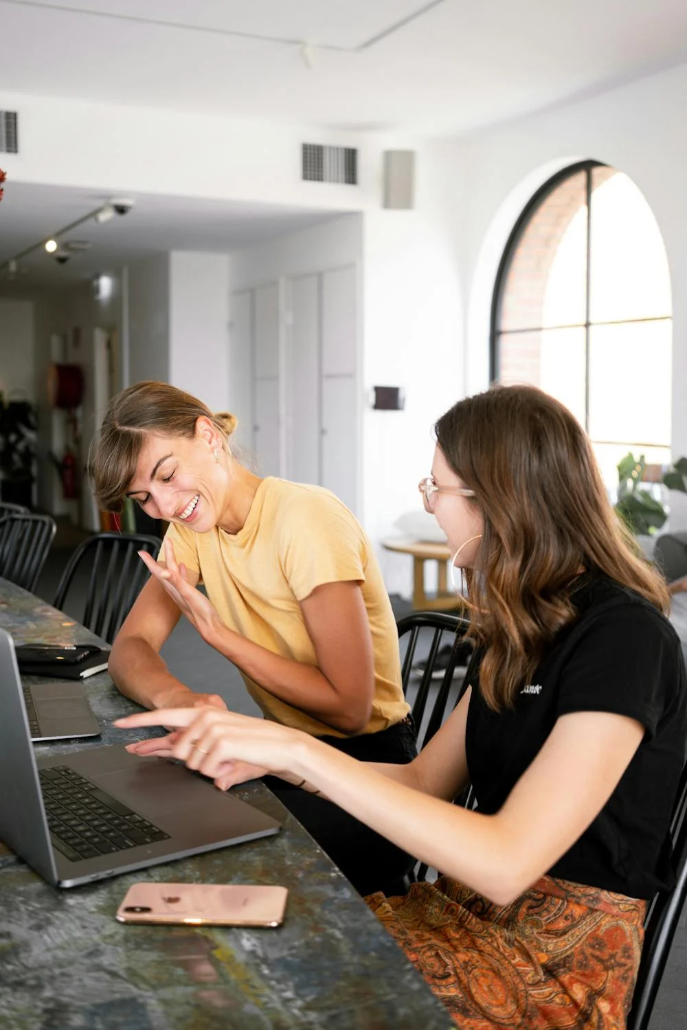 Mujeres sonrientes en su oficina | Fuente: Pexels