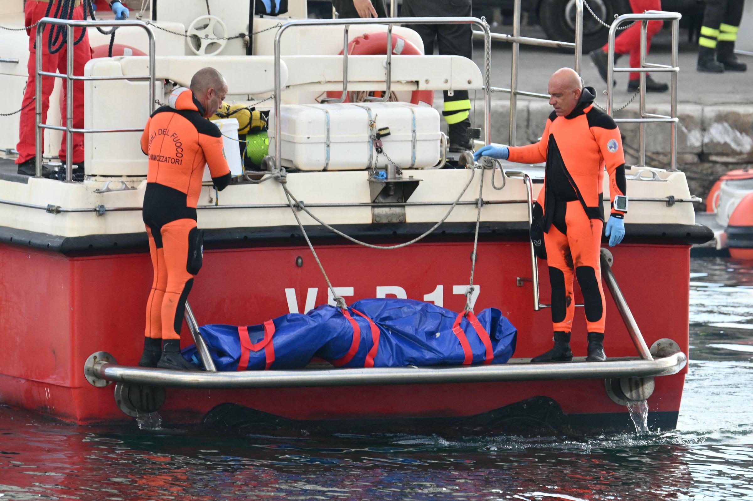 Rescatistas transportan un cuerpo tras el regreso de los buzos en el puerto de Porticello, cerca de Palermo, el 22 de agosto de 2024, tres días después del naufragio del yate de lujo Bayesian, de bandera británica | Fuente: Getty Images