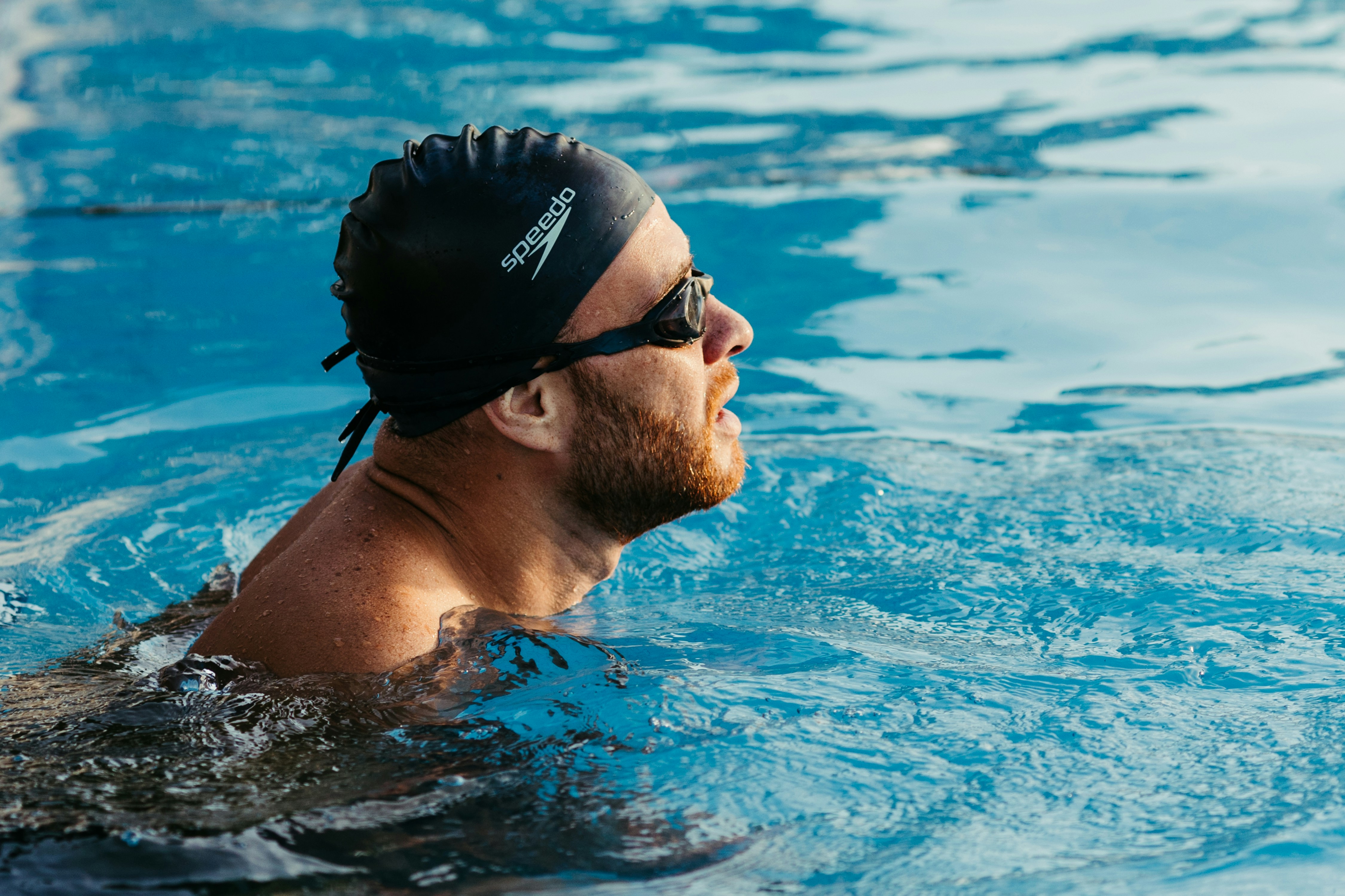 Un hombre en una piscina | Fuente: Unsplash