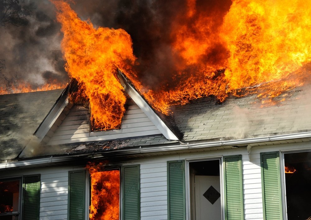 Casa en llamas. Fuente: Shutterstock