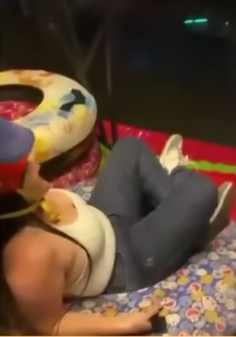 Yuris García Manrique antes de lanzarse en el tobogán | Fuente: YouTube/Roloco News