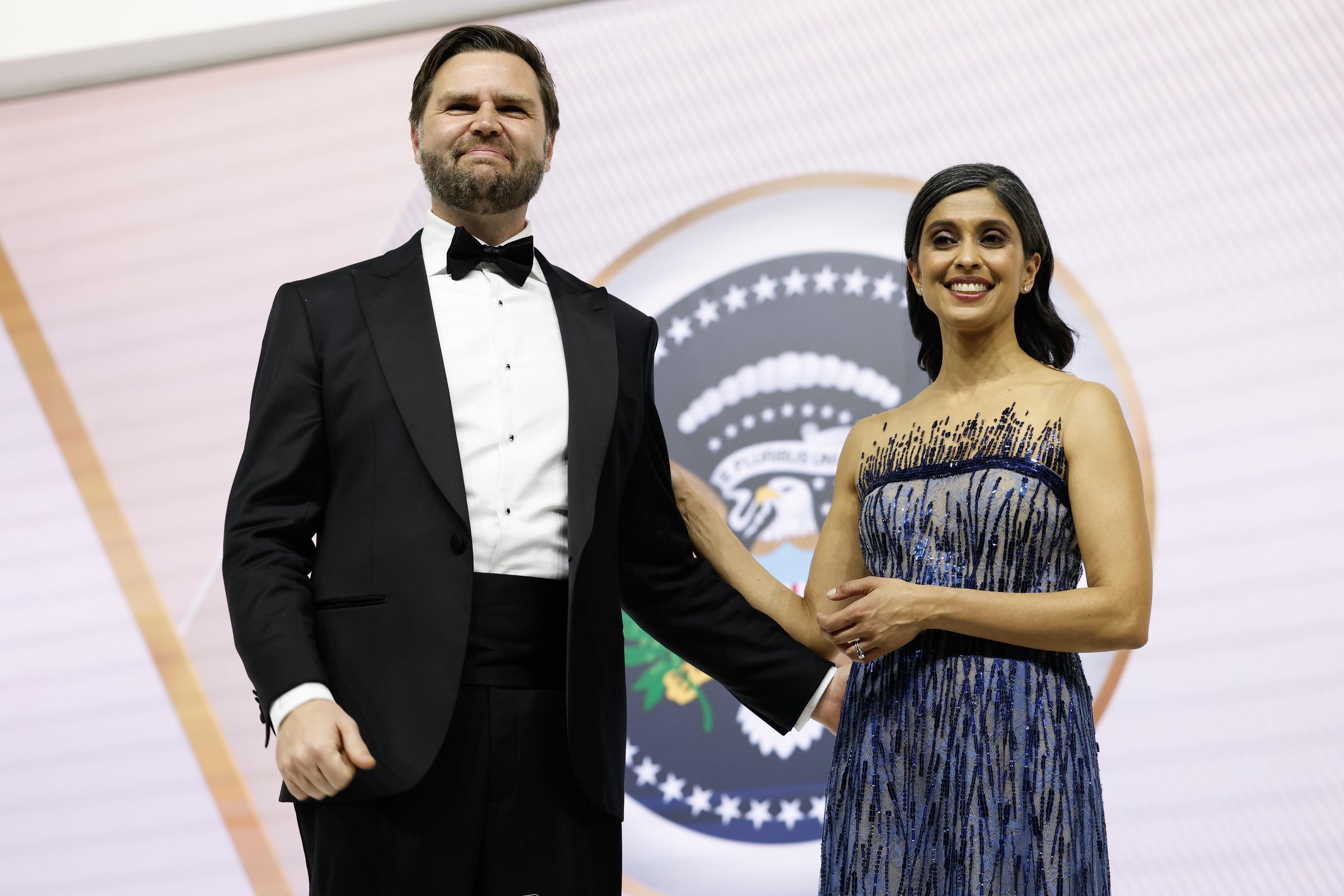 El Vicepresidente J.D. Vance y su esposa Usha en el Baile del Comandante en Jefe el 20 de enero de 2025, en Washington, DC. | Fuente: Getty Images