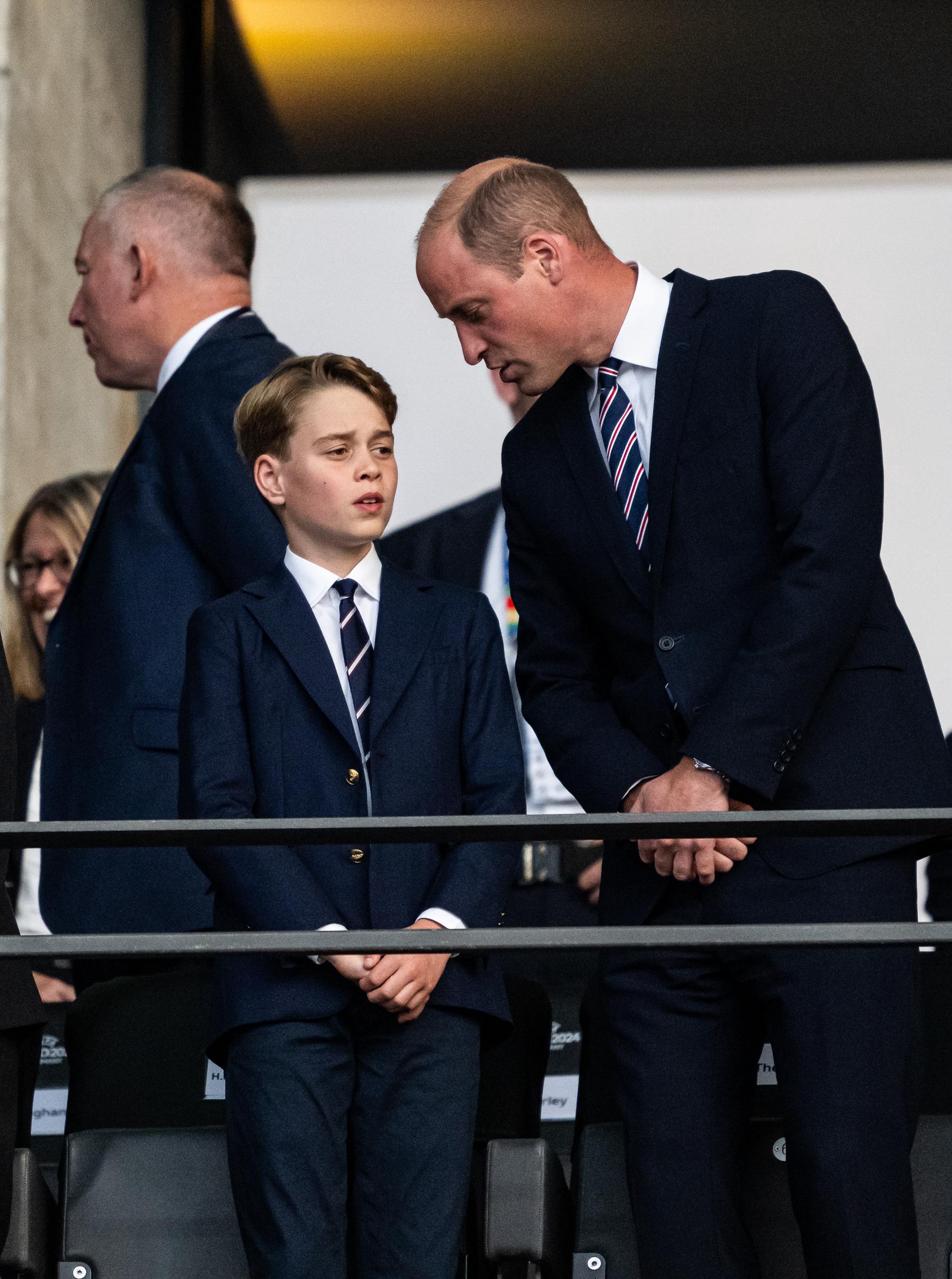 El príncipe George y el príncipe William en el partido de fútbol de la final de la UEFA EURO 2024 entre España e Inglaterra el 14 de julio de 2024, en Berlín, Alemania. | Fuente: Getty Images