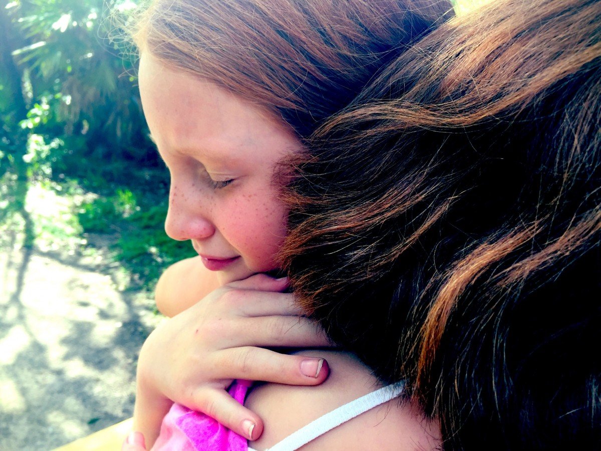 Madre abrazando a su hija triste. | Imagen: PxHere