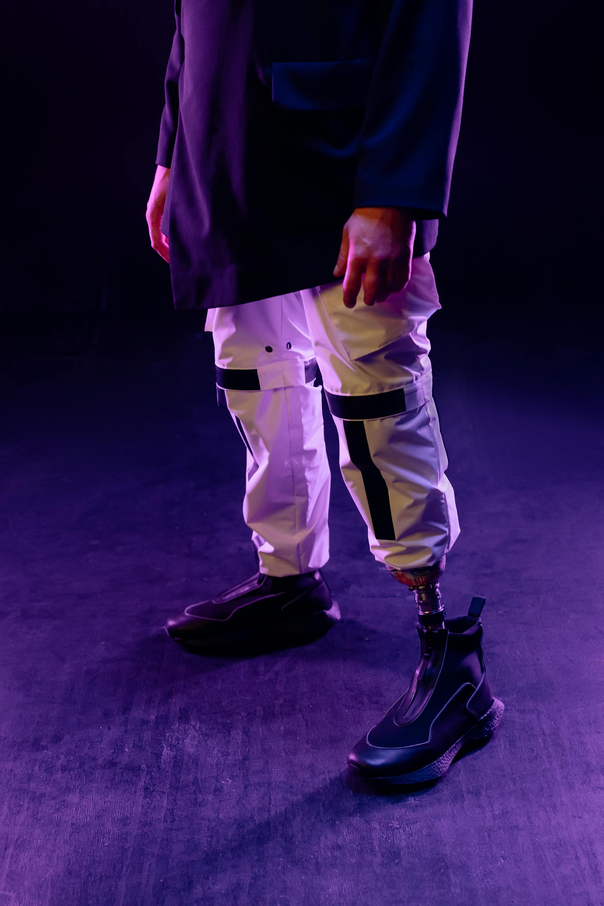 Un hombre con una pierna ortopédica con pantalones blancos y zapatos negros | Foto: Pexels