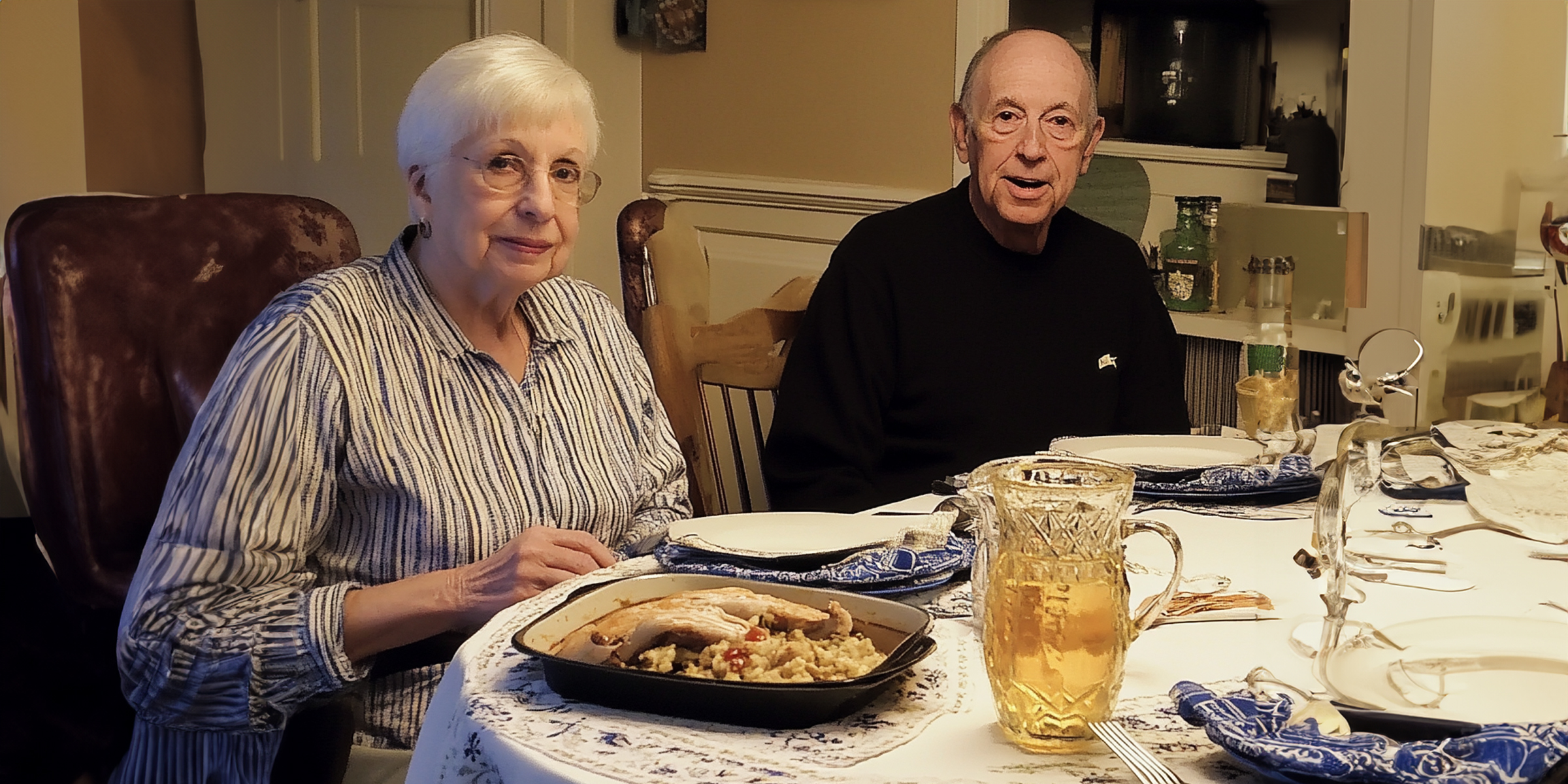 Una pareja de ancianos cenando | Fuente: AmoMama