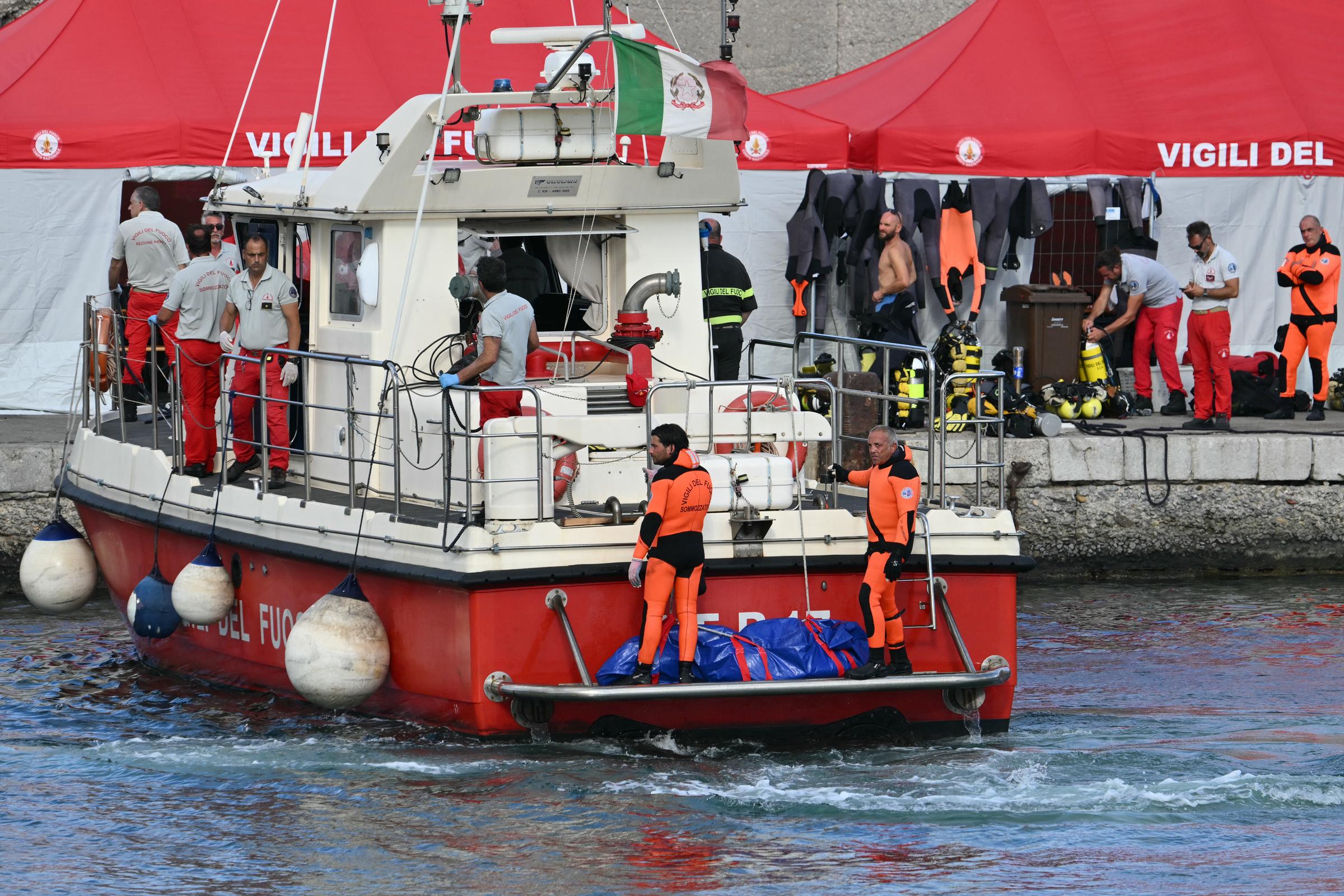 Buzos llegan con un tercer cuerpo a la parte trasera del barco en el puerto de Porticello, cerca de Palermo, el 21 de agosto de 2024 | Fuente: Getty Images