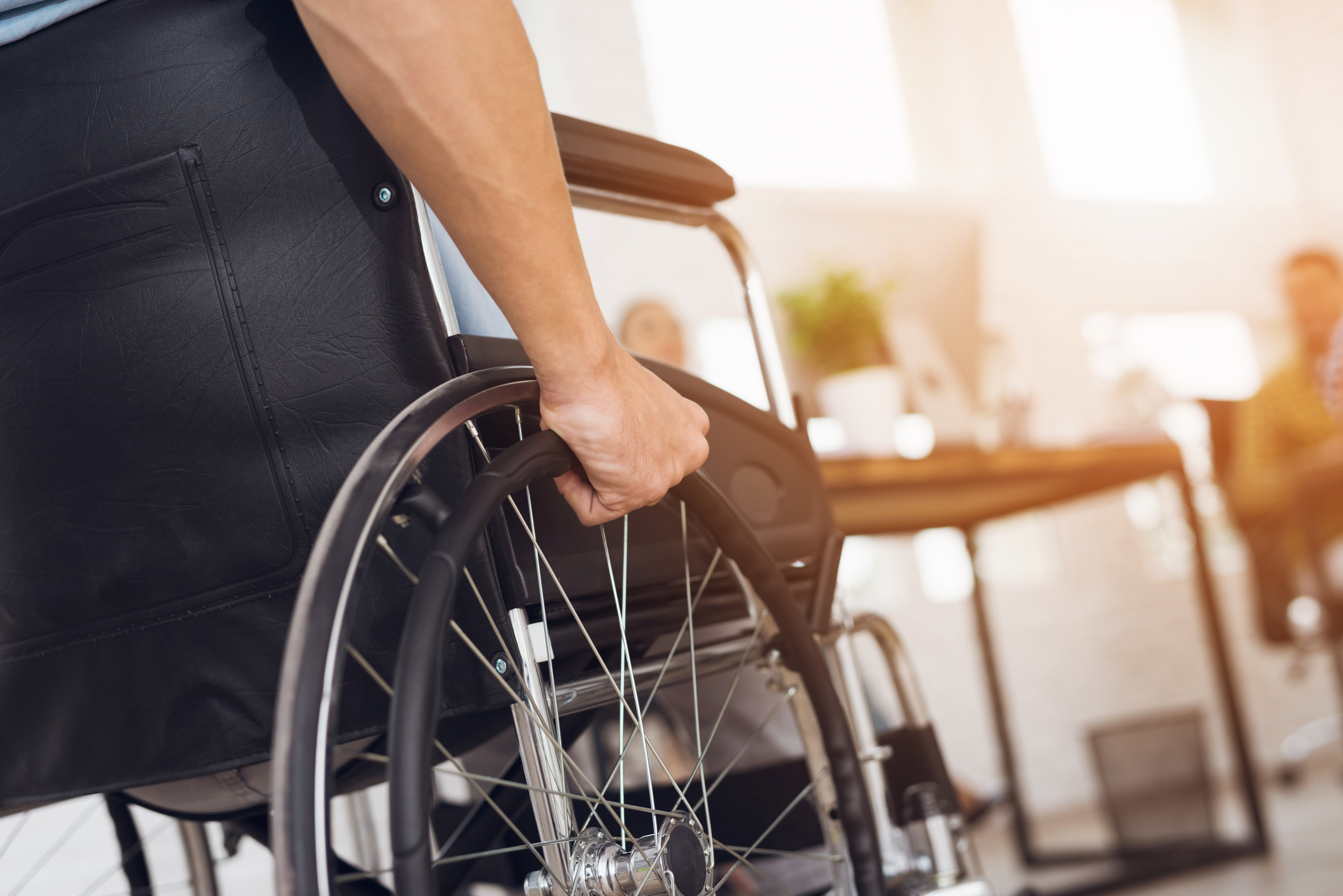 Persona en una silla de ruedas. Fuente: Shutterstock