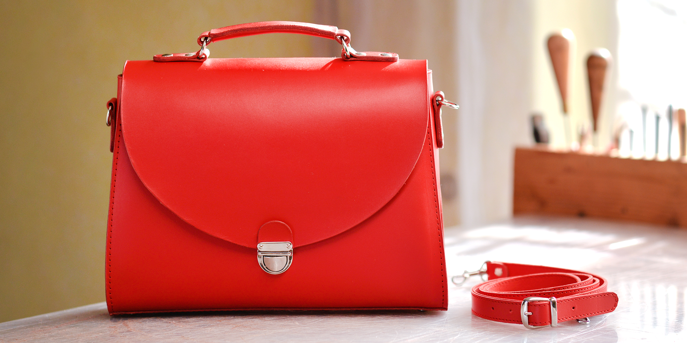 Un bolso rojo sobre una mesa | Fuente: Shutterstock