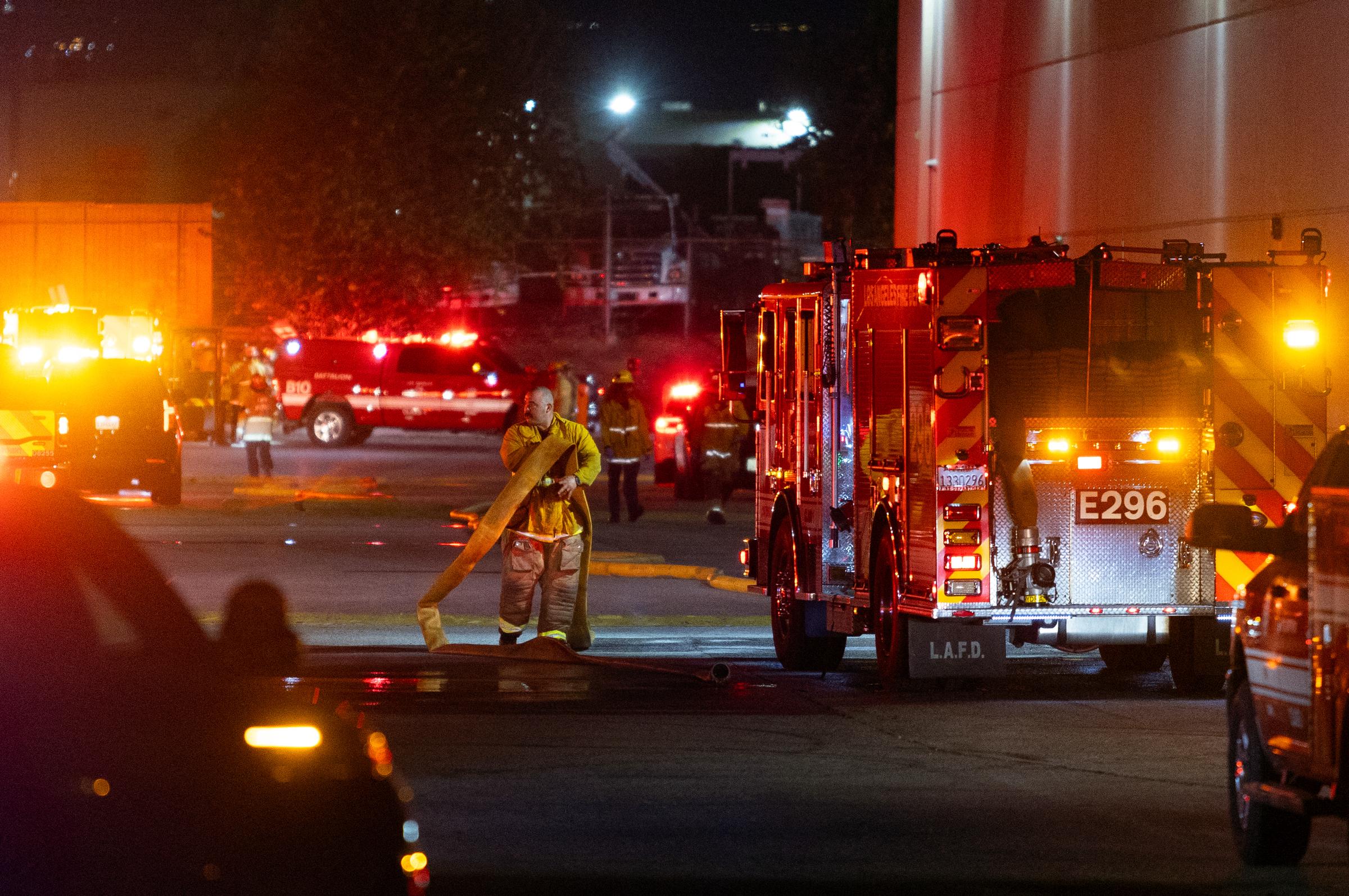 Los bomberos acuden al lugar del accidente mortal de helicóptero en Chatsworth, Los Ángeles, mientras los equipos de emergencia trabajan entre los restos y las llamas. | Fuente: Getty Images