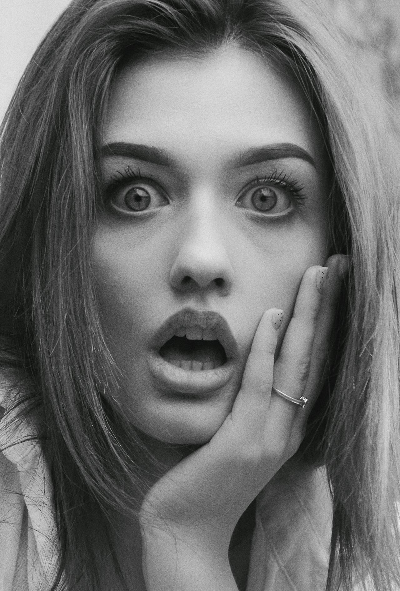 Imagen en escala de grises de una mujer conmocionada | Fuente: Pexels