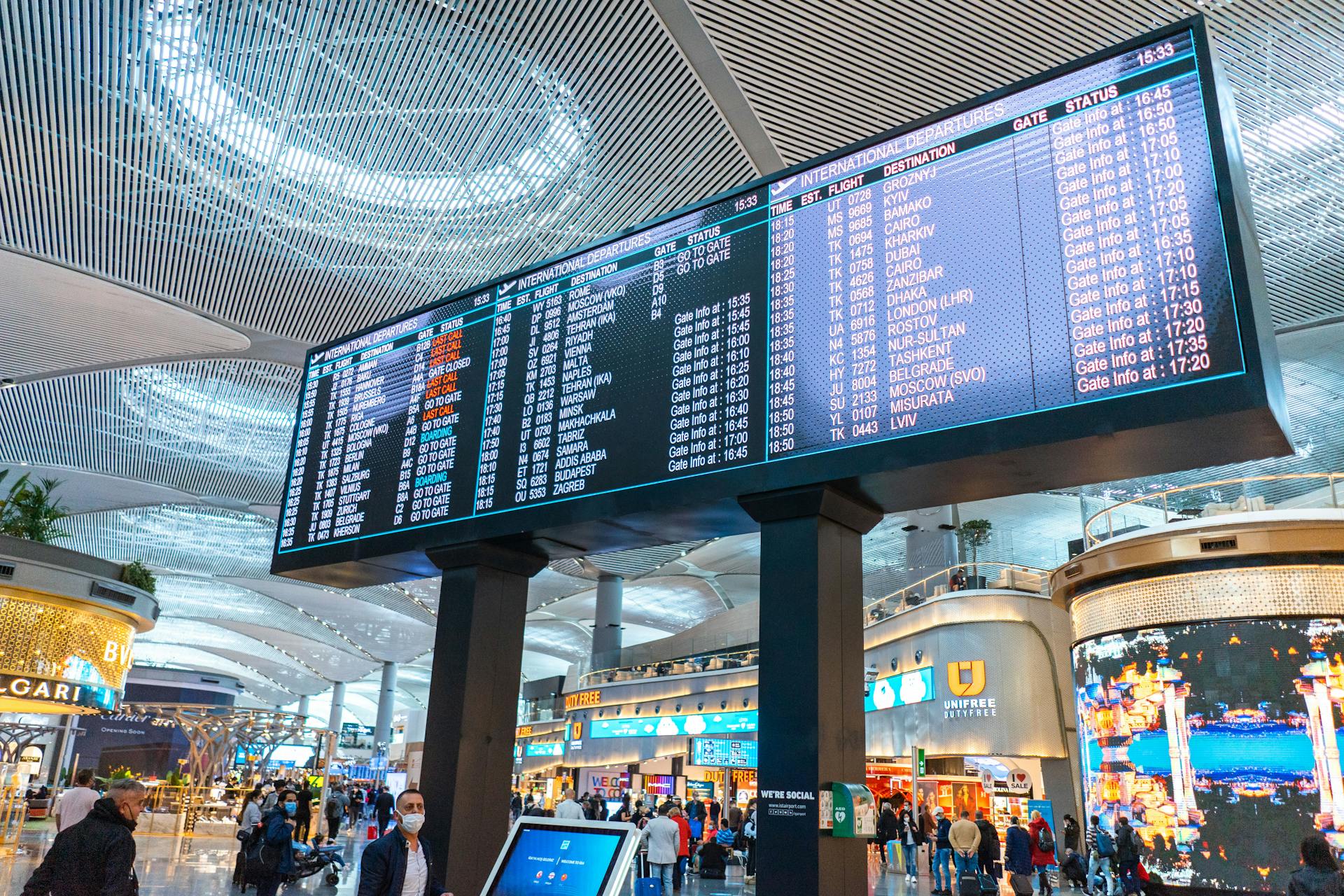 Gente dentro de un aeropuerto | Fuente: Pexels