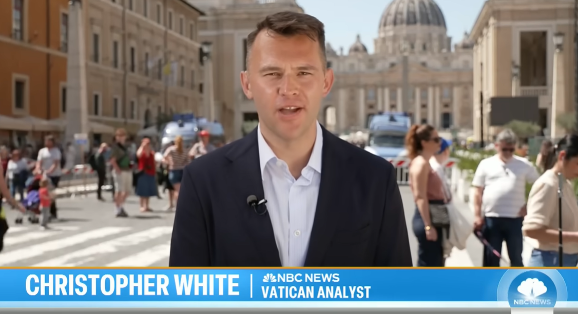 Christopher White, analista del Vaticano para NBC News, informando desde la Plaza de San Pedro durante los preparativos del cónclave papal, publicado el 22 de abril de 2025 | Fuente: YouTube/TODAY