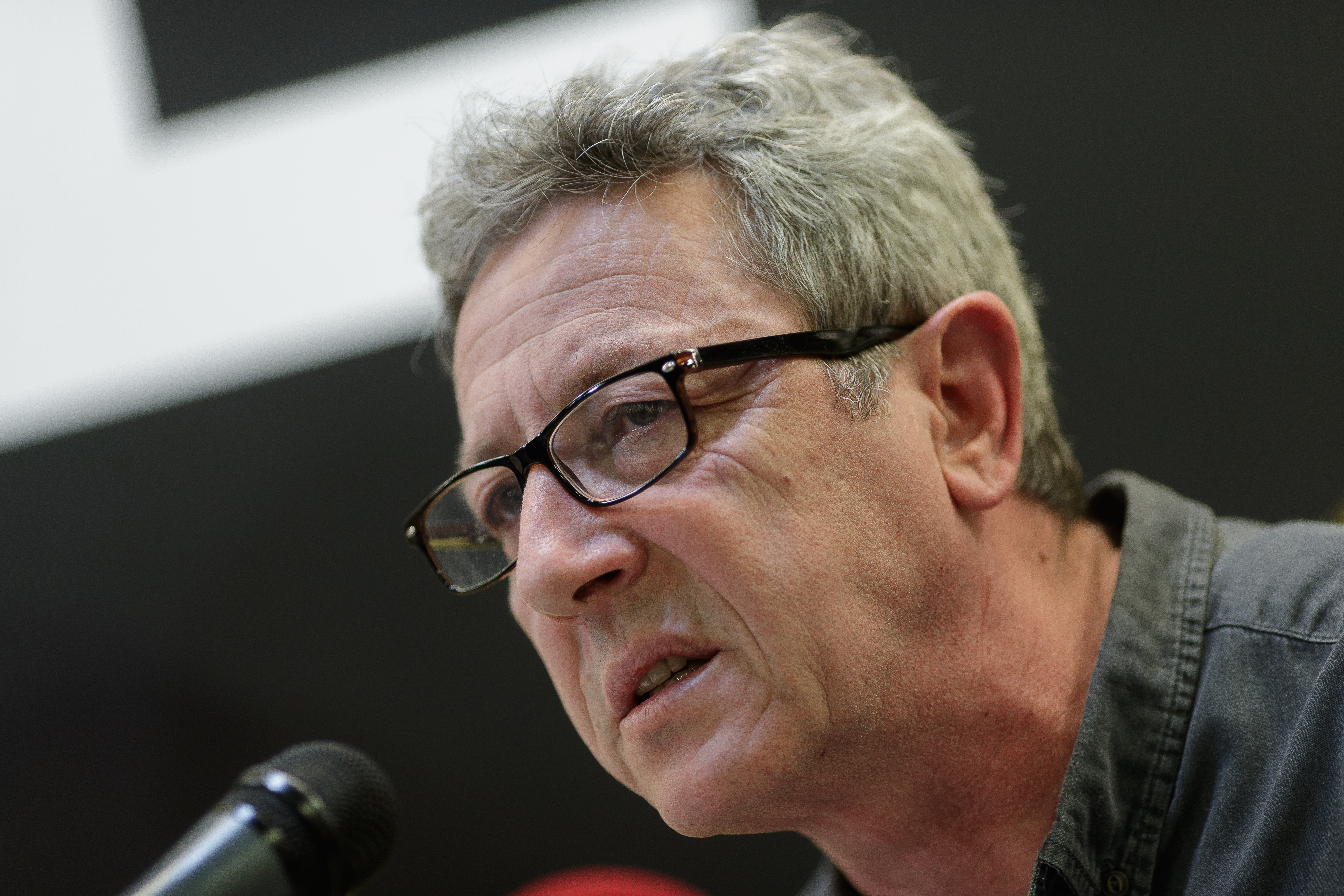 Alonso Guerrero asiste a la rueda de prensa de "El amor de Penny Robinson" en la librería Le el 12 de abril de 2018 en Madrid, España. | Fuente: Getty Images