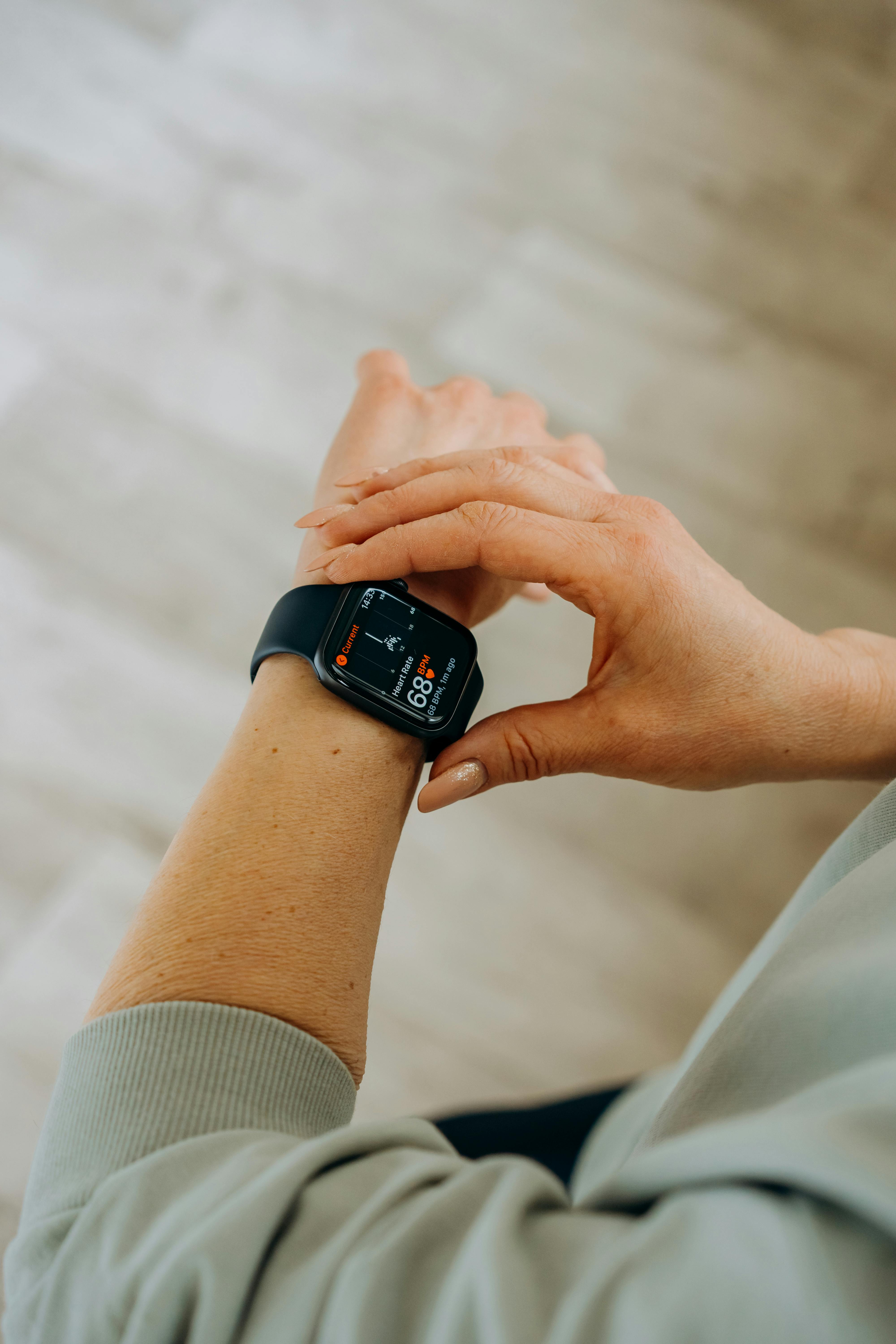 Una persona comprueba las estadísticas de forma física en un smartwatch | Fuente: Pexels