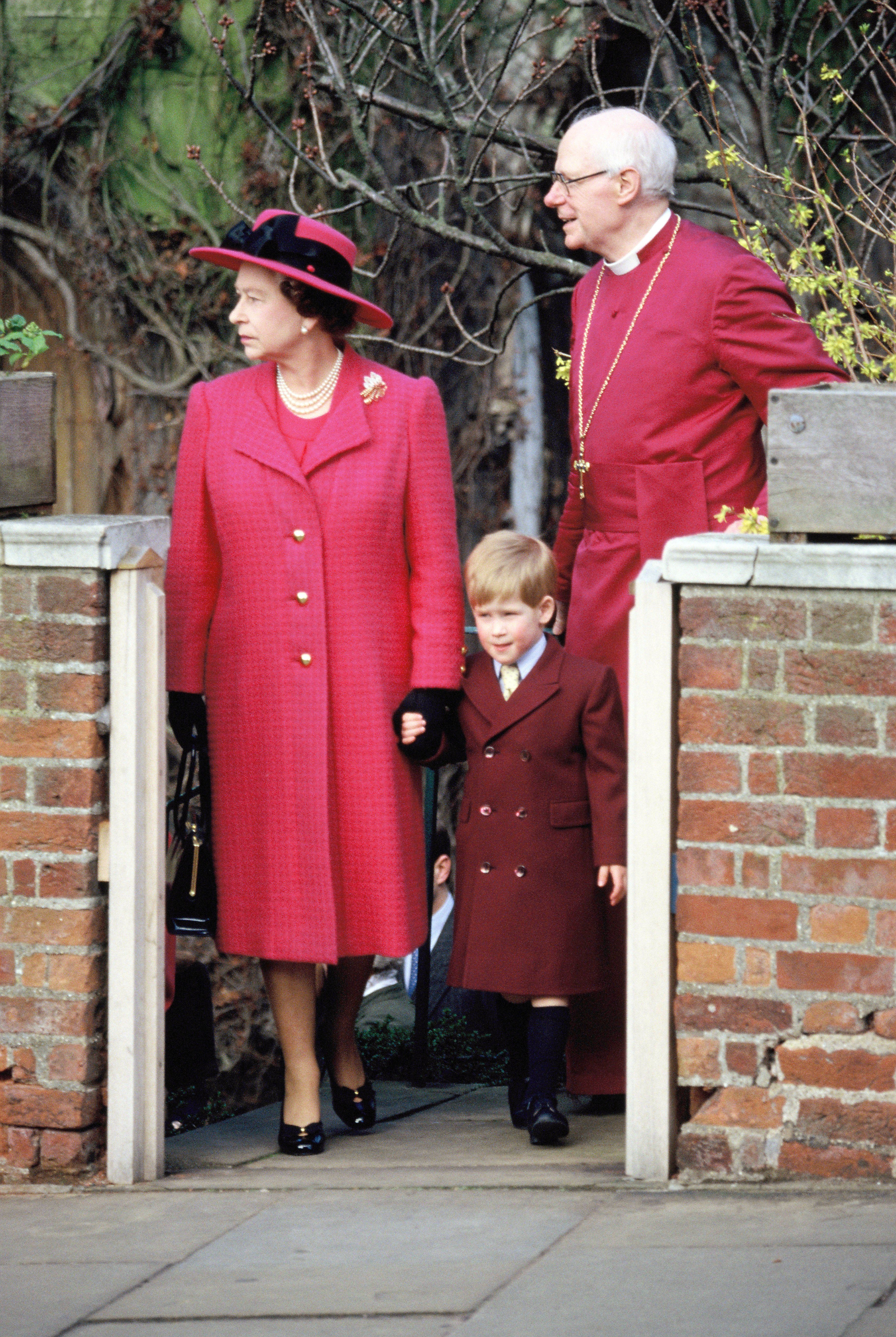 La reina Elizabeth II, el príncipe Harry en su niñez y el decano de Windsor en el Servicio Real de Pascua en la capilla de St. George, el 26 de marzo de 1989 en Windsor, Inglaterra. | Foto: Getty Images