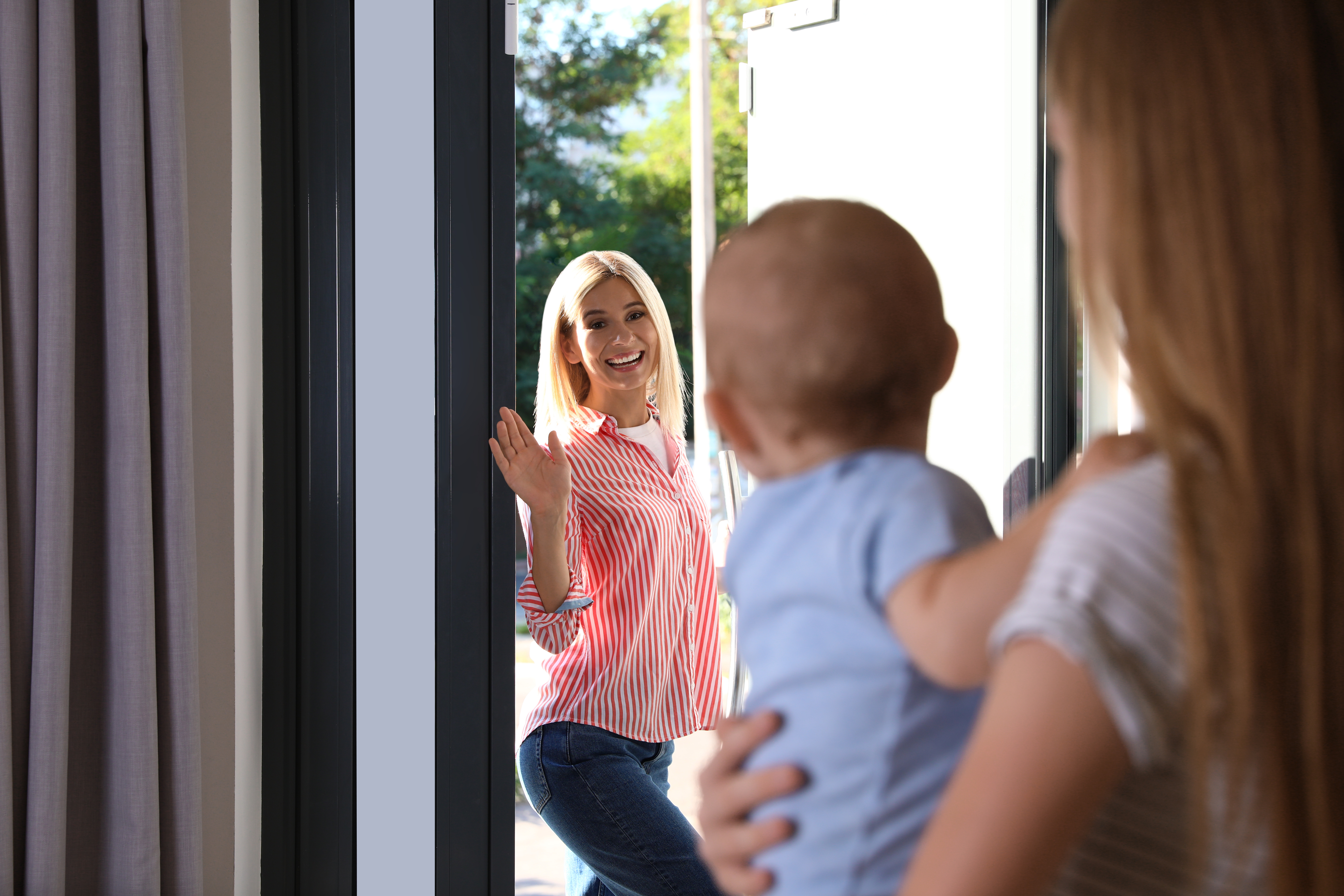 Madre dejando a su bebé con una niñera adolescente en casa. | Foto: Shutterstock