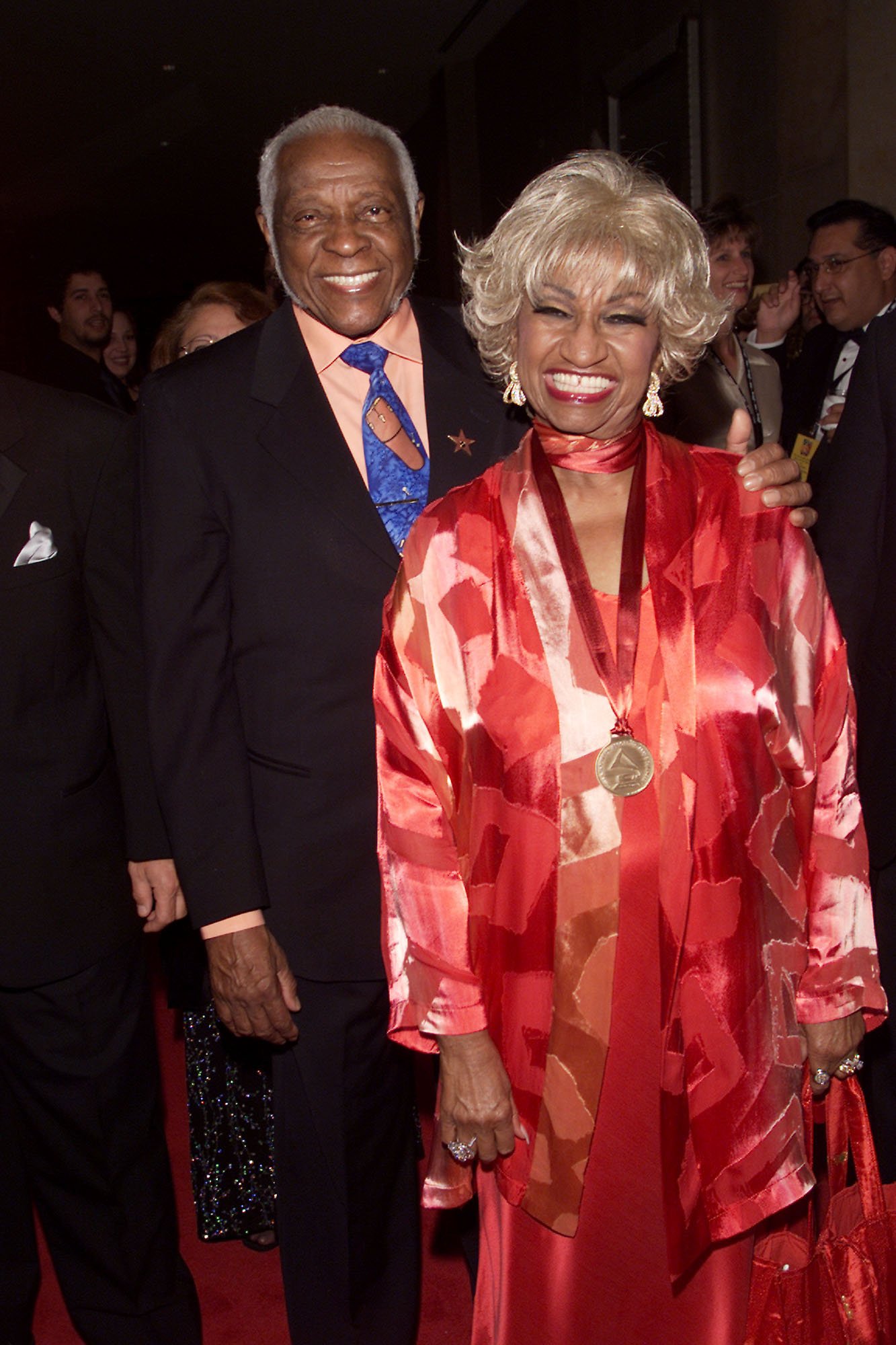 Celia Cruz y su marido Pedro Knight en el Tributo a la Persona del Año de la Academia Latina 2001 en honor a Julio Iglesias, en el Hotel Beverly Hilton de Los Ángeles, California, en septiembre de 2001 || Fuente: Getty Images