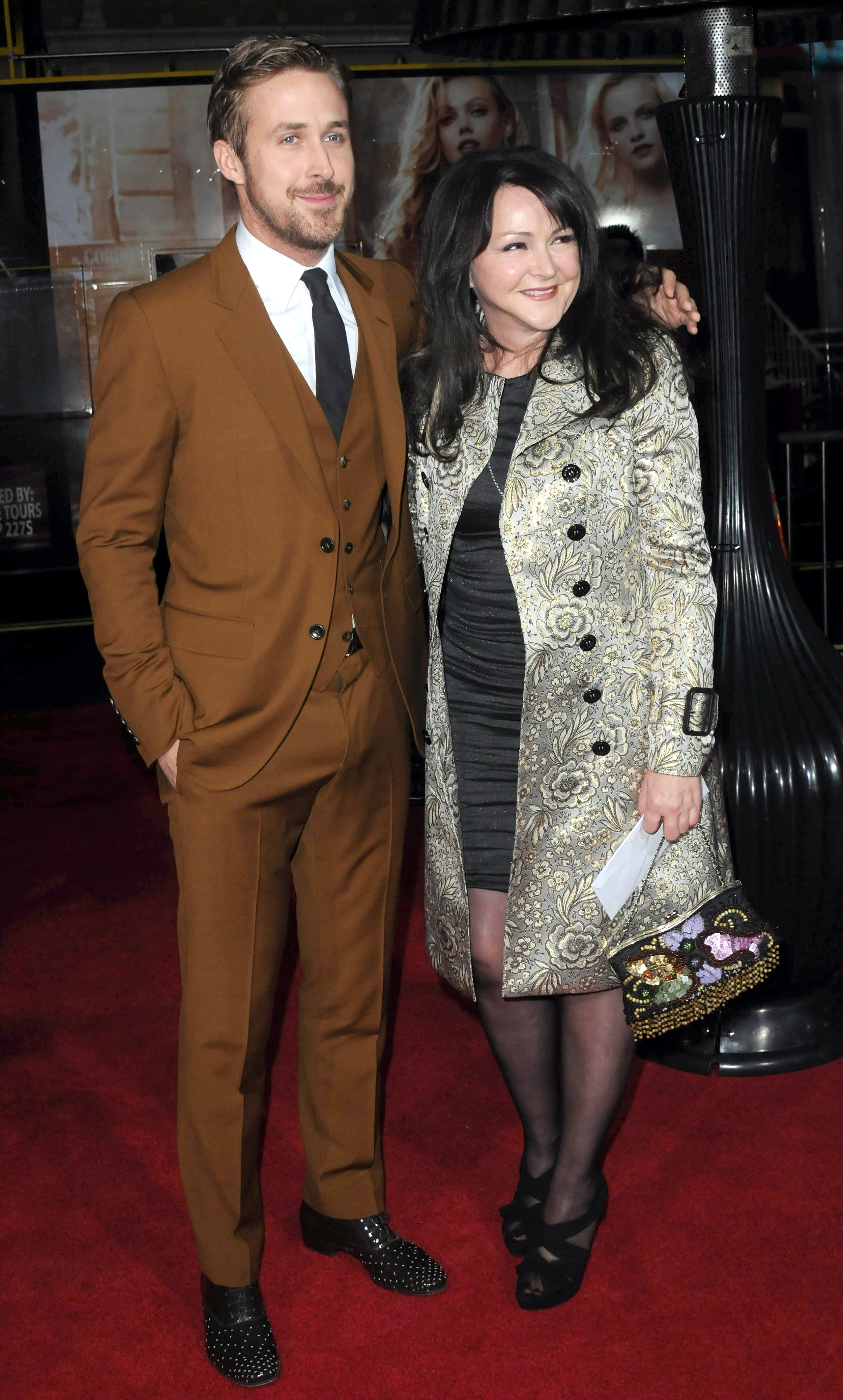 Ryan Gosling y su madre Donna en Hollywood, California, el 7 de enero de 2013 | Foto: Getty Images