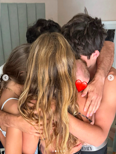 Gisele Bündchen en un abrazo grupal con todos sus hijos y un ser querido. | Fuente: Instagram/gisele