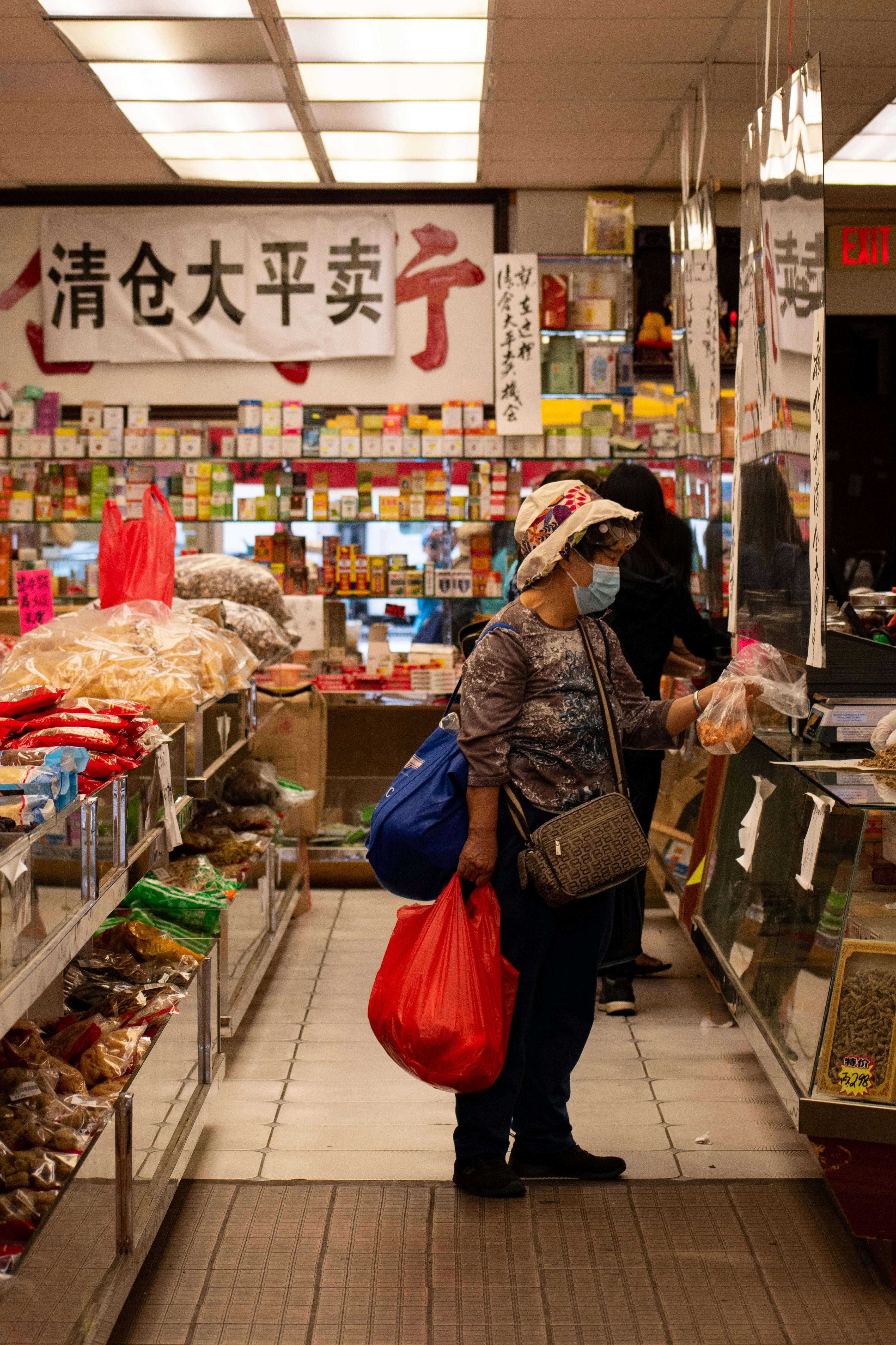 Una anciana en una tienda de comestibles | Fuente: Pexels