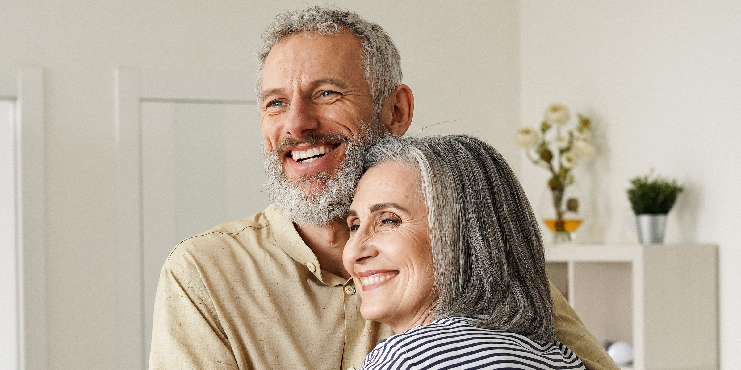 Una pareja sonriente | Fuente: Shutterstock