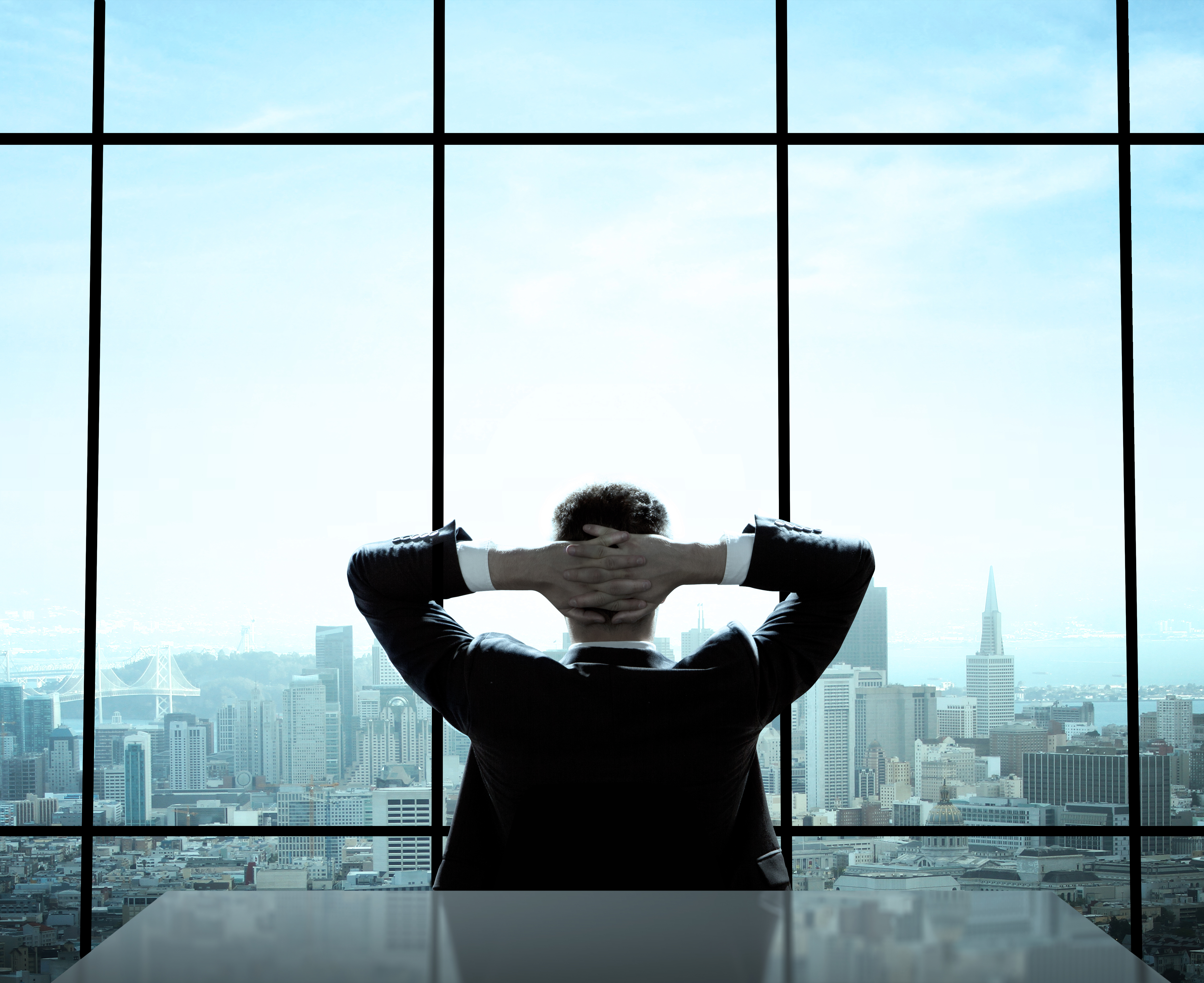 Un hombre sentado en una oficina | Fuente: Shutterstock
