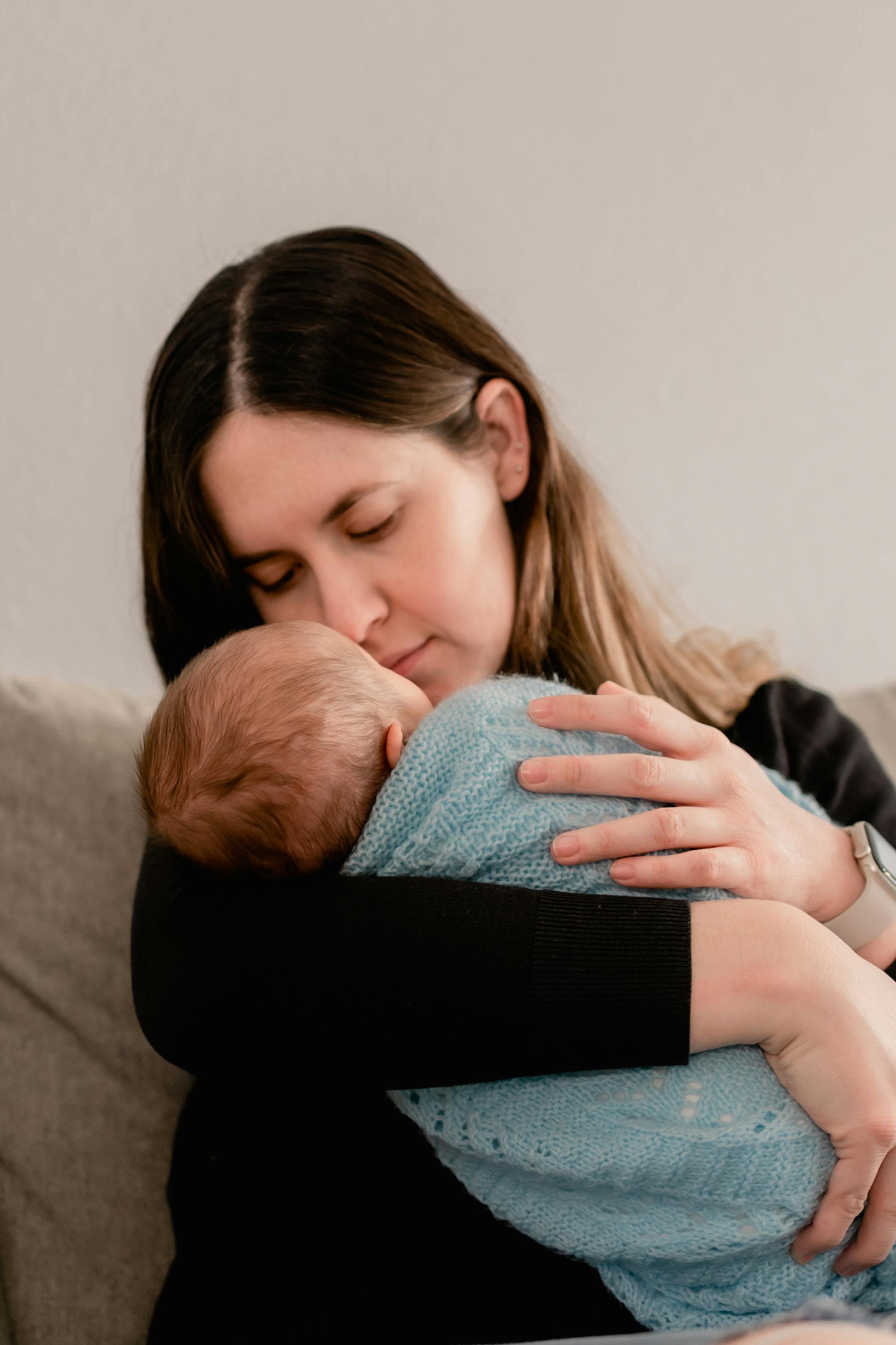 Una mujer con un bebé recién nacido en brazos | Fuente: Pexels