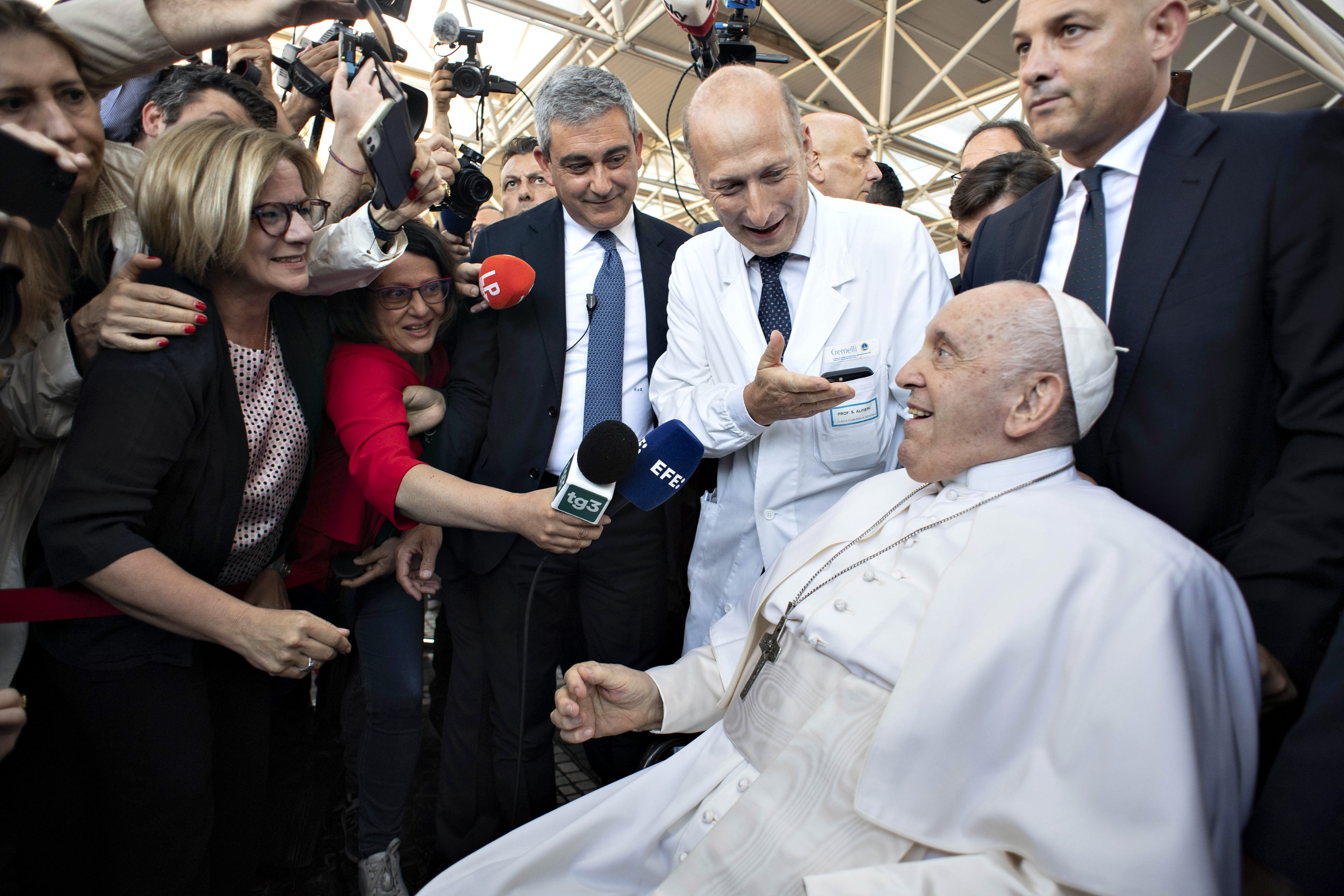 El Papa Francisco saliendo del Hospital Gemelli tras ser dado de alta después de una intervención quirúrgica el 16 de junio de 2023, en Roma, Italia. | Fuente: Getty Images