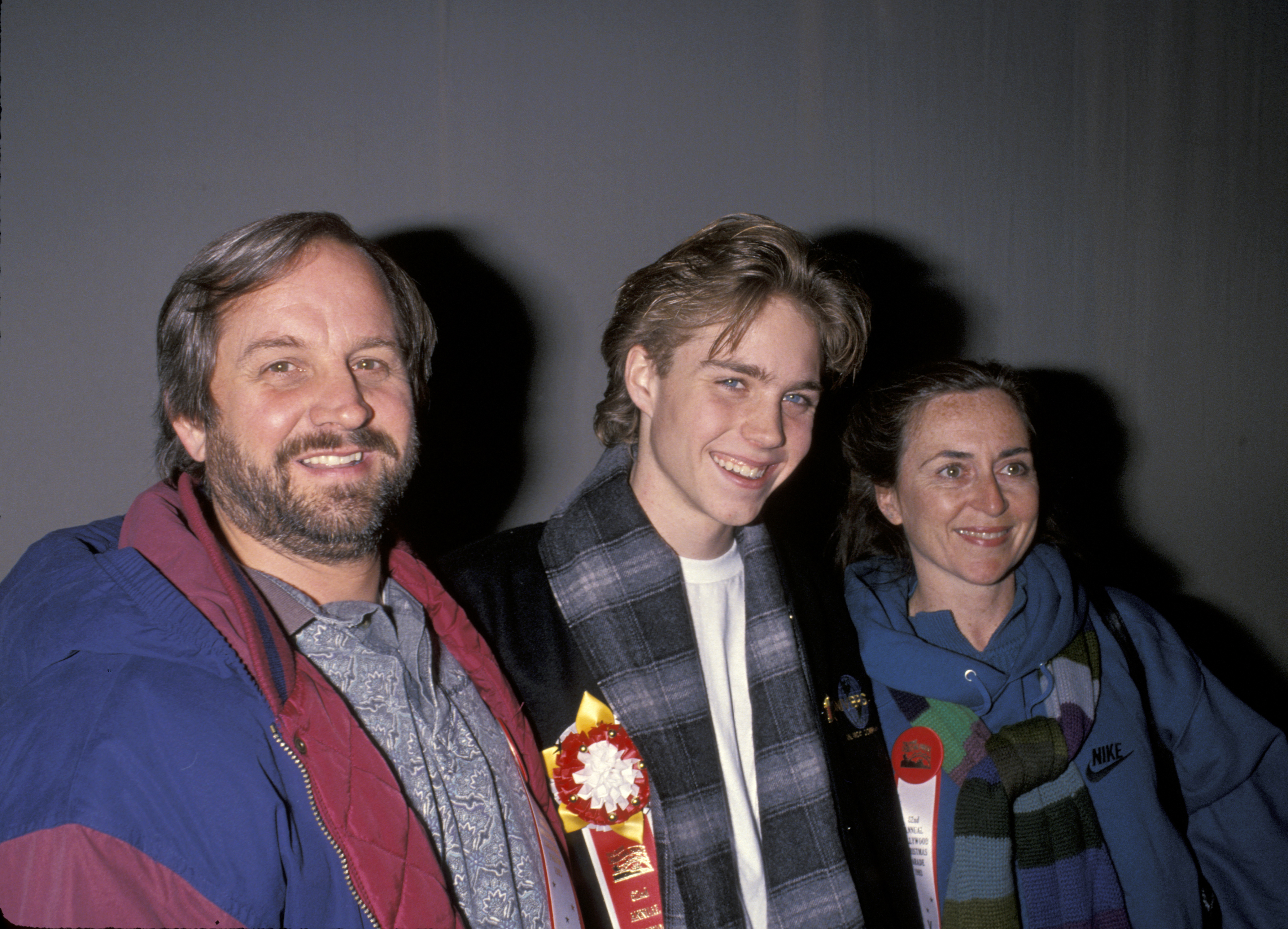 Jonathan Brandis con sus padres Greg y Mary Brandis en 1993 | Fuente: Getty Images