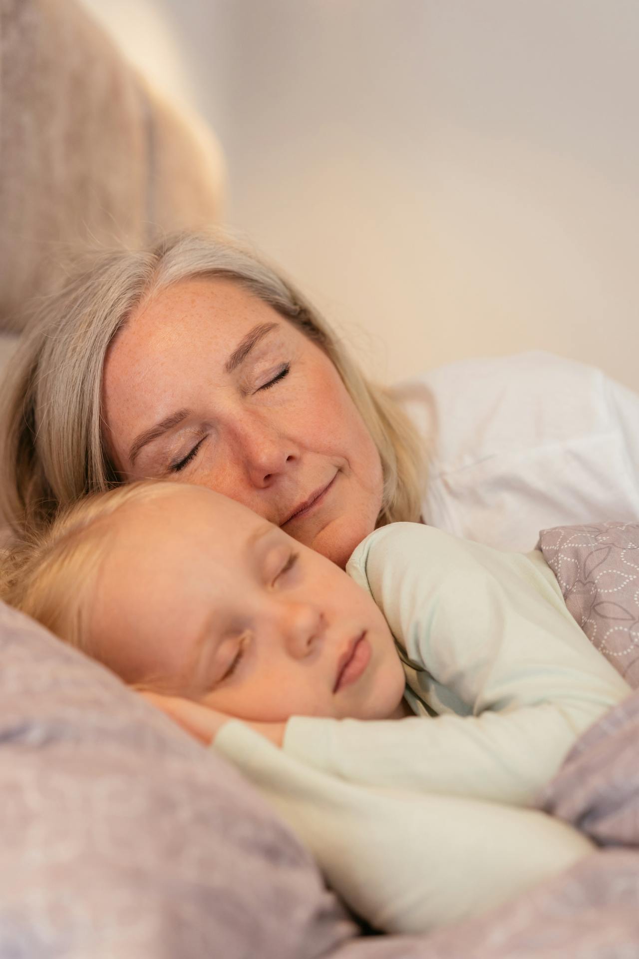 Una anciana durmiendo junto a su nieta | Fuente: Pexels