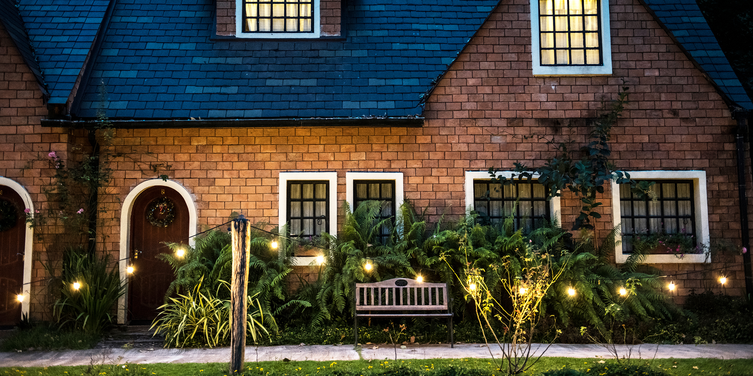 Una hermosa casa de ladrillo rojo con luces decorativas | Fuente: Shutterstock