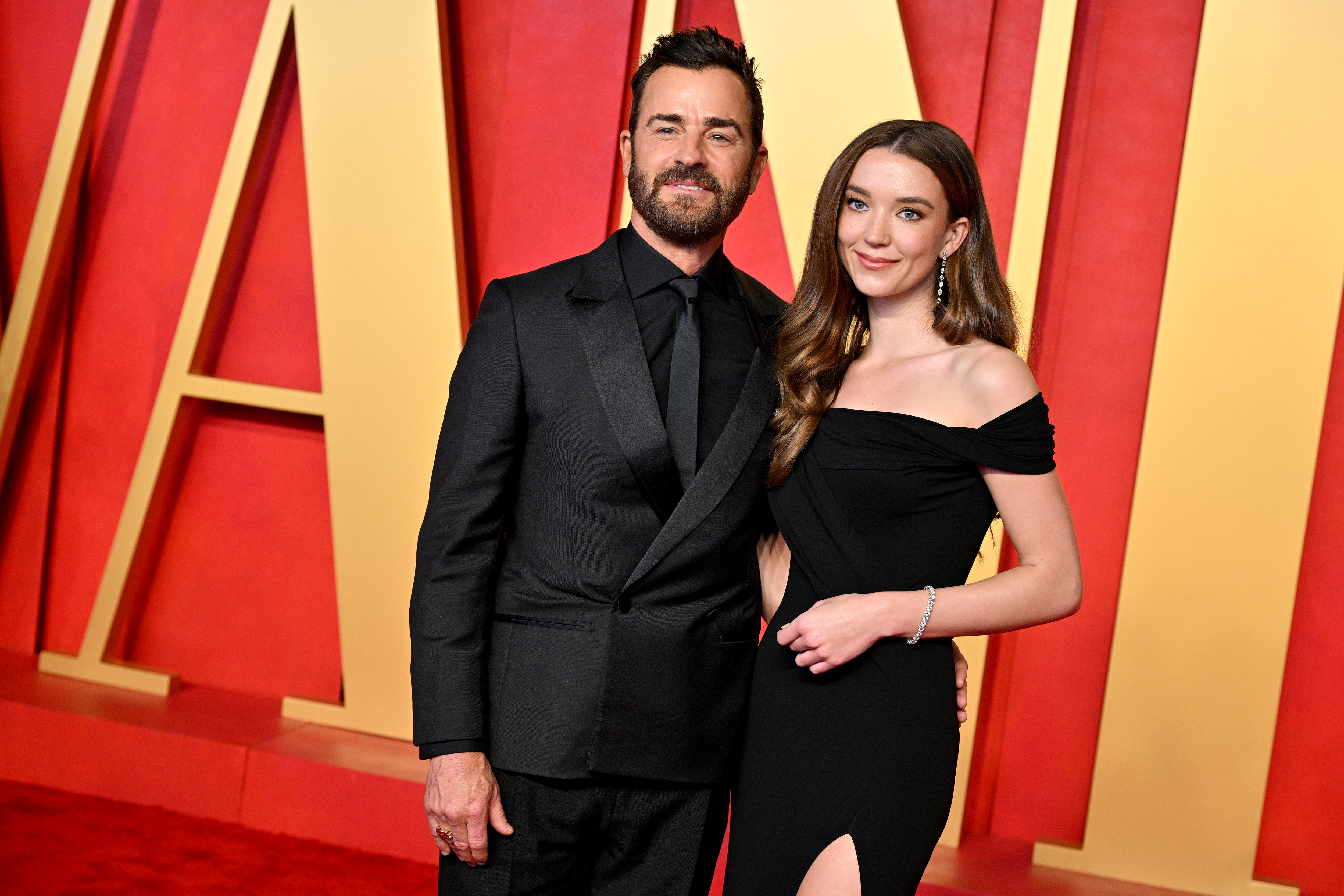 Nicole Brydon Bloom y Justin Theroux en la fiesta de los Oscar 2024 de Vanity Fair organizada por Radhika Jones en el Wallis Annenberg Center for the Performing Arts el 10 de marzo de 2024 | Fuente: Getty Images