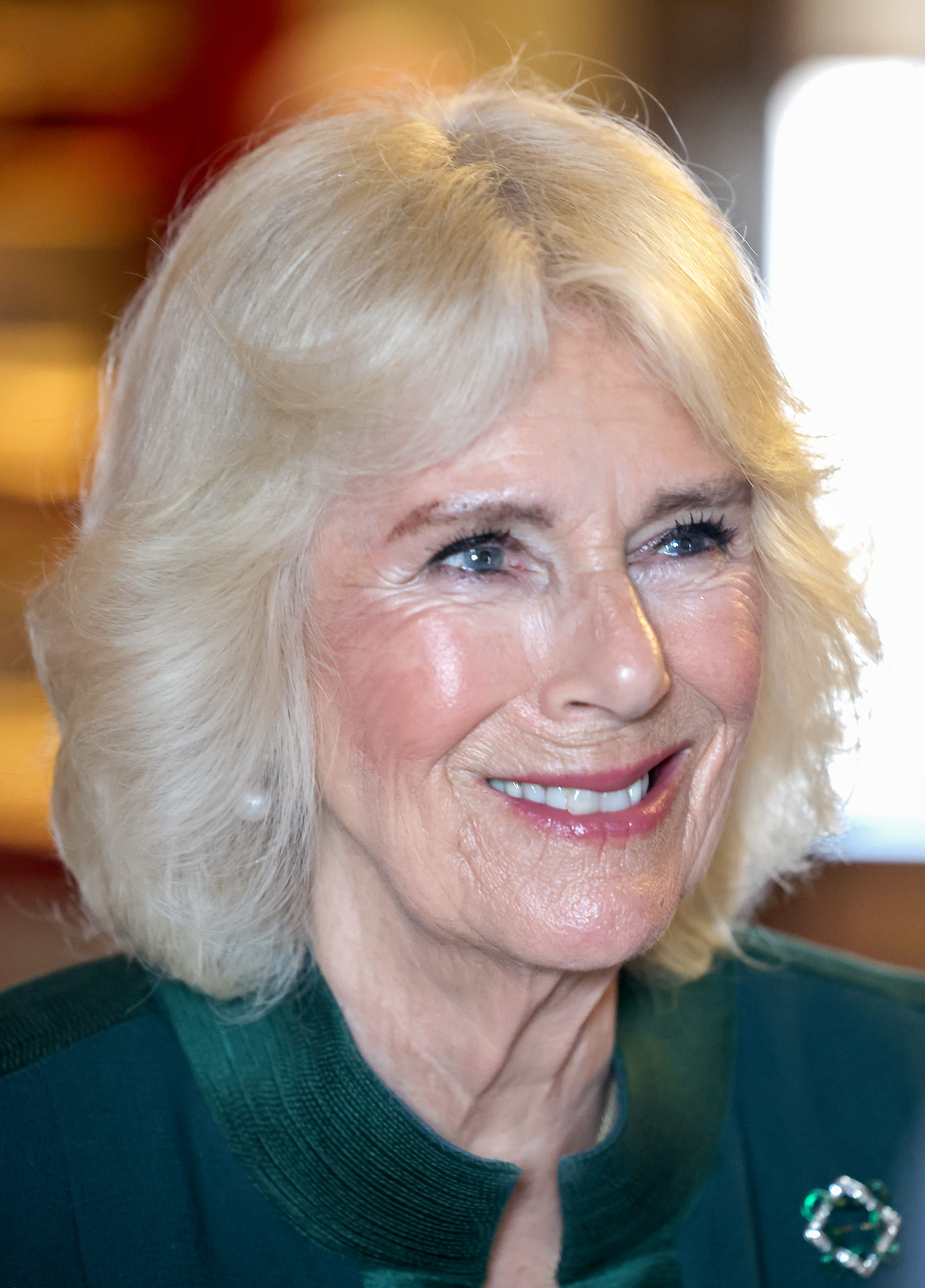 La reina Camilla en el acto The Queen's Reading Room para conmemorar el Día Mundial de la Poesía en el Castillo de Hillsborough durante el segundo día de su visita a Irlanda del Norte el 21 de marzo de 2024 en Belfast, Irlanda del Norte | Foto: Getty Images