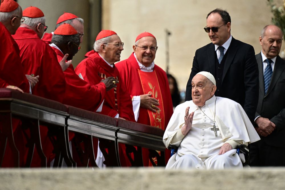 El papa Francisco saluda a los cardenales durante una aparición sorpresa al finalizar la misa de Domingo de Ramos en la plaza de San Pedro, en el Vaticano, el 13 de abril de 2025. | Foto: Getty Images