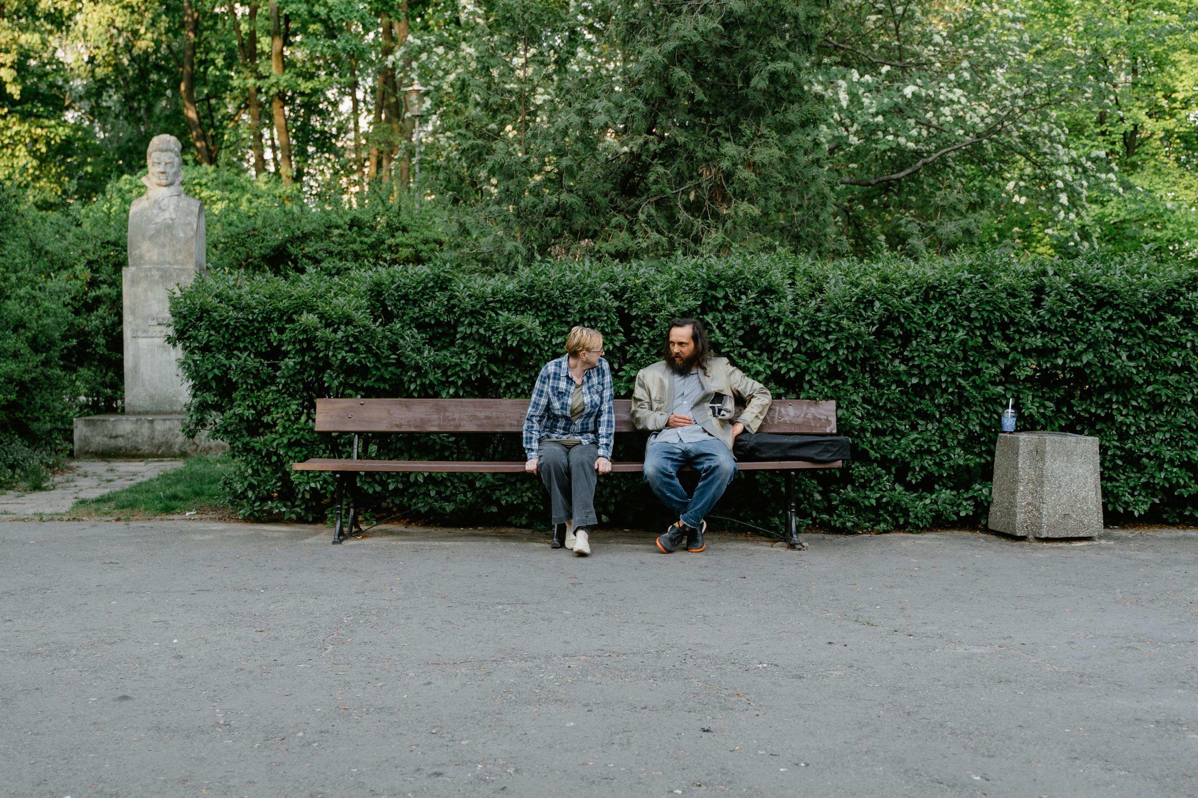 Una mujer hablando con un indigente en un parque | Fuente: Pexels