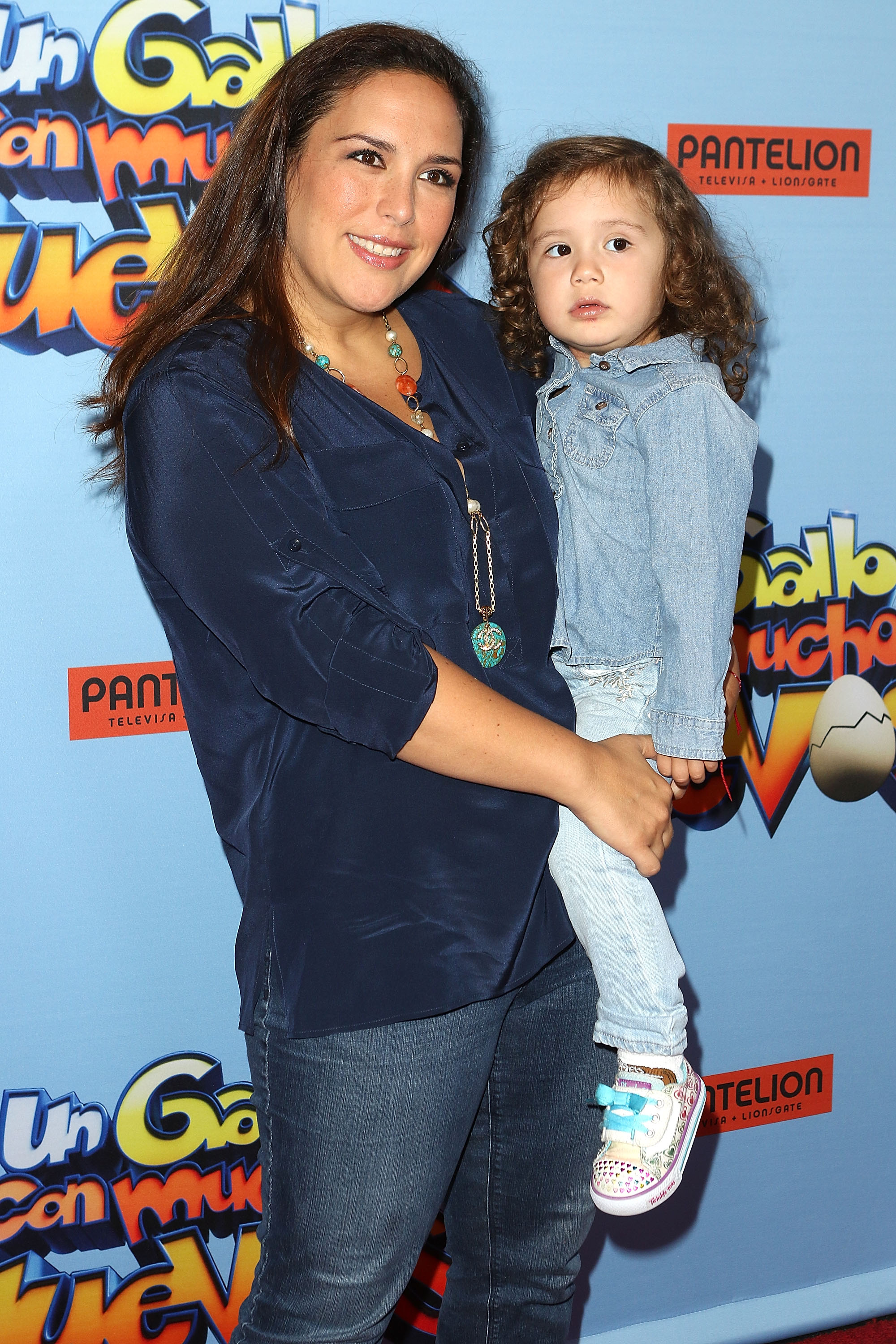 La actriz y cantante Angélica Vale y su hija Angélica Masiel asisten al estreno de "Un gallo con muchos huevos", de Pantelion Films, en Regal Cinemas L.A. Live el 23 de agosto de 2015 en Los Ángeles, California. | Fuente: Getty Images.