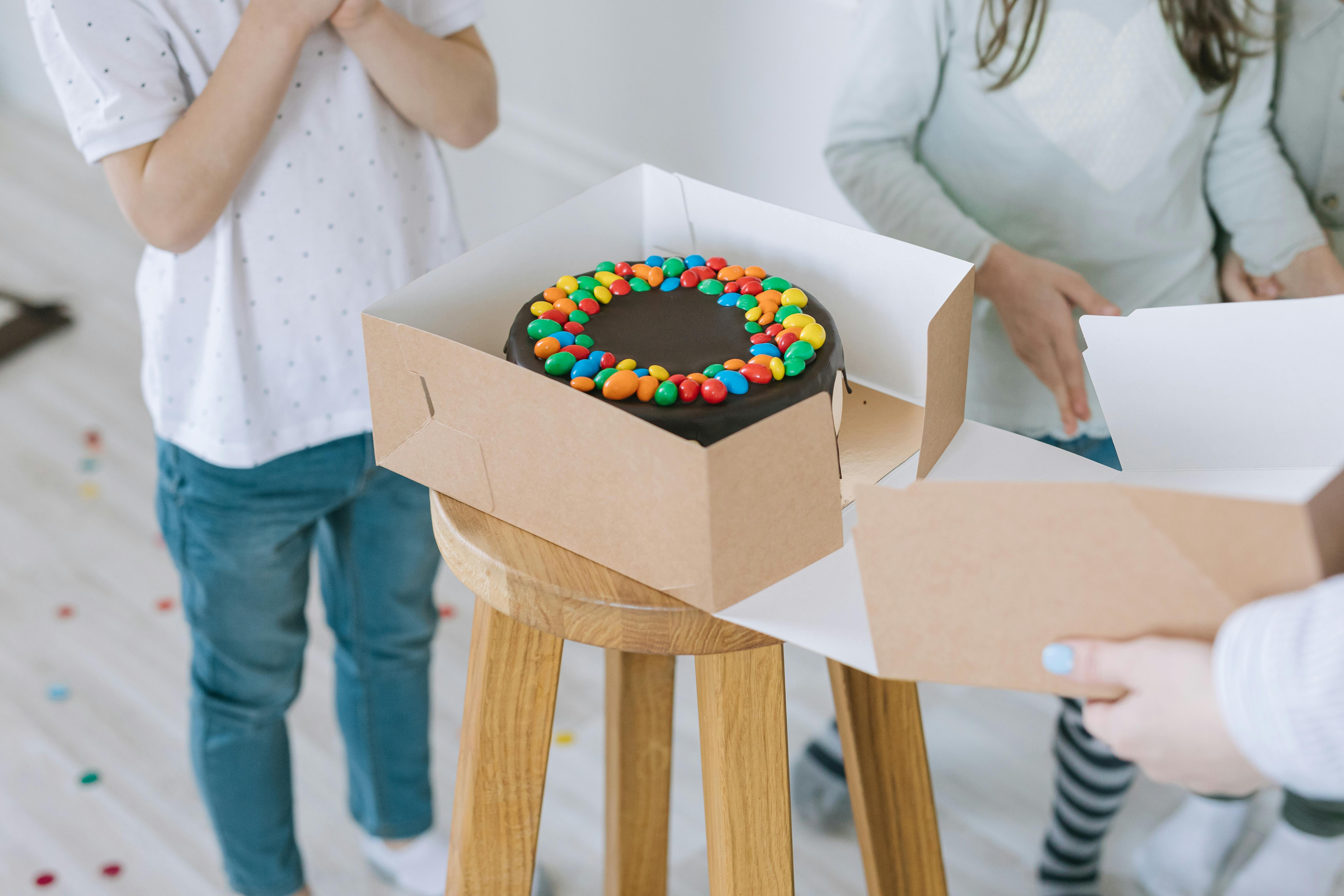 Un pastel en una caja | Fuente: Pexels