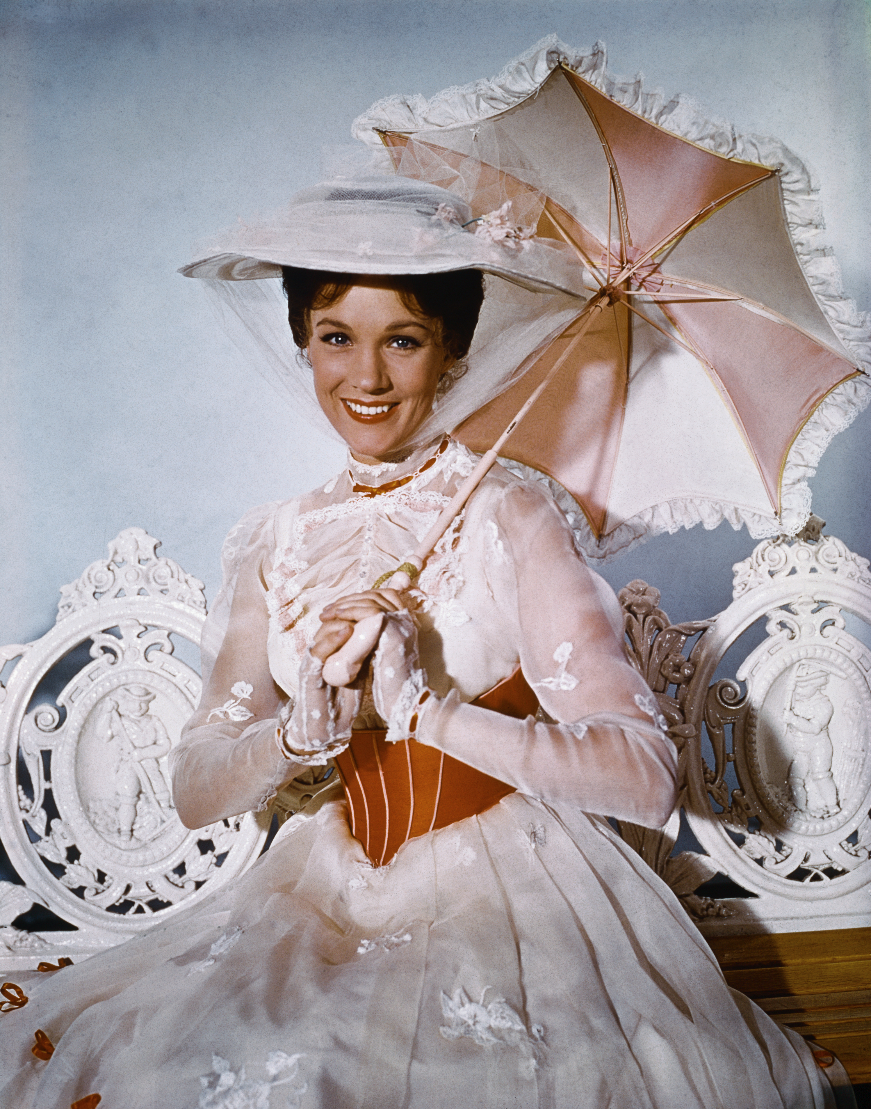 Julie Andrews en el papel protagonista de Mary Poppins, en la película del mismo título, 18 de febrero de 1965 | Foto: Getty Images