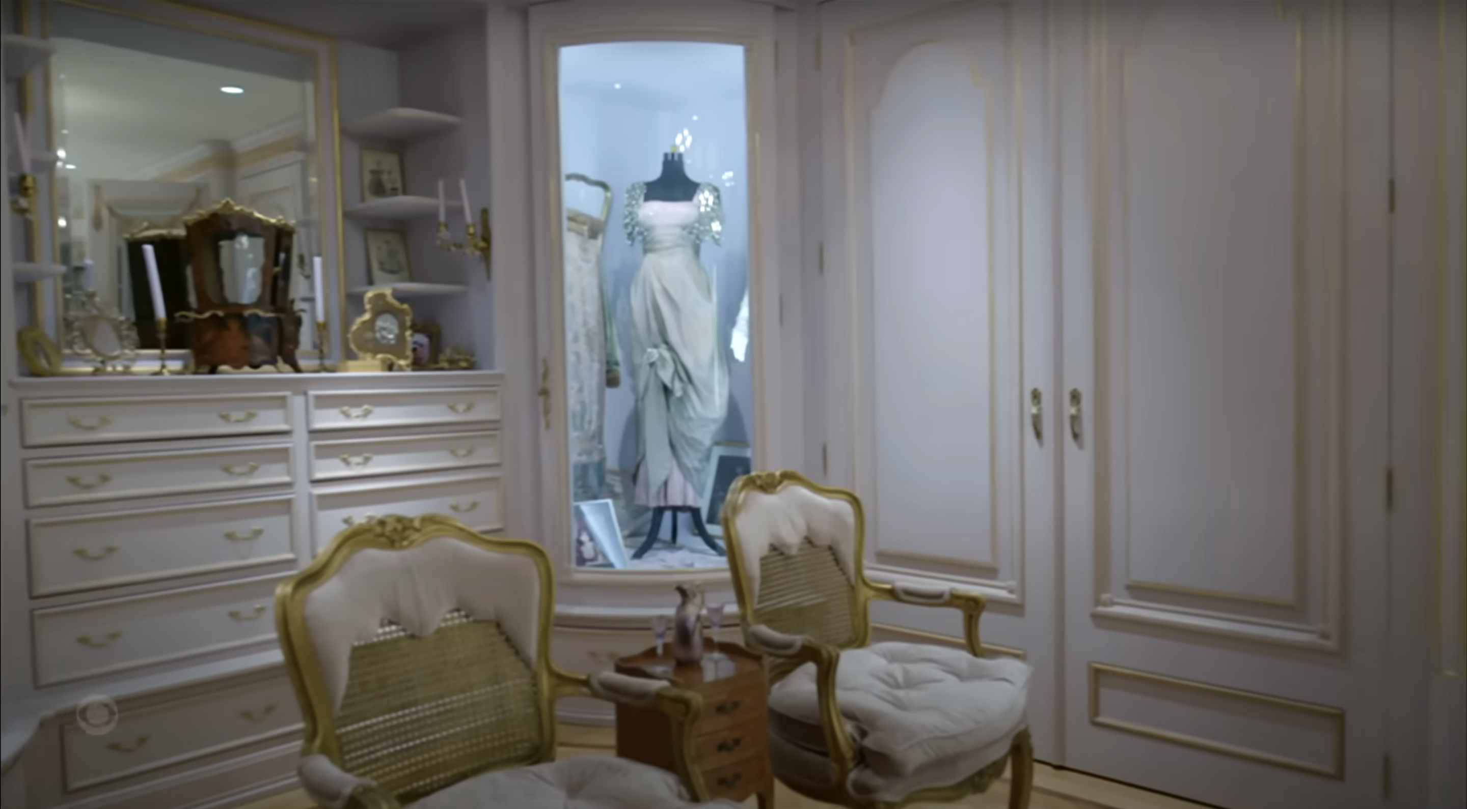 Vista del interior de la casa de Barbra Streisand, publicada el 14 de noviembre de 2023 | Fuente: YouTube/The Late Show with Stephen Colbert