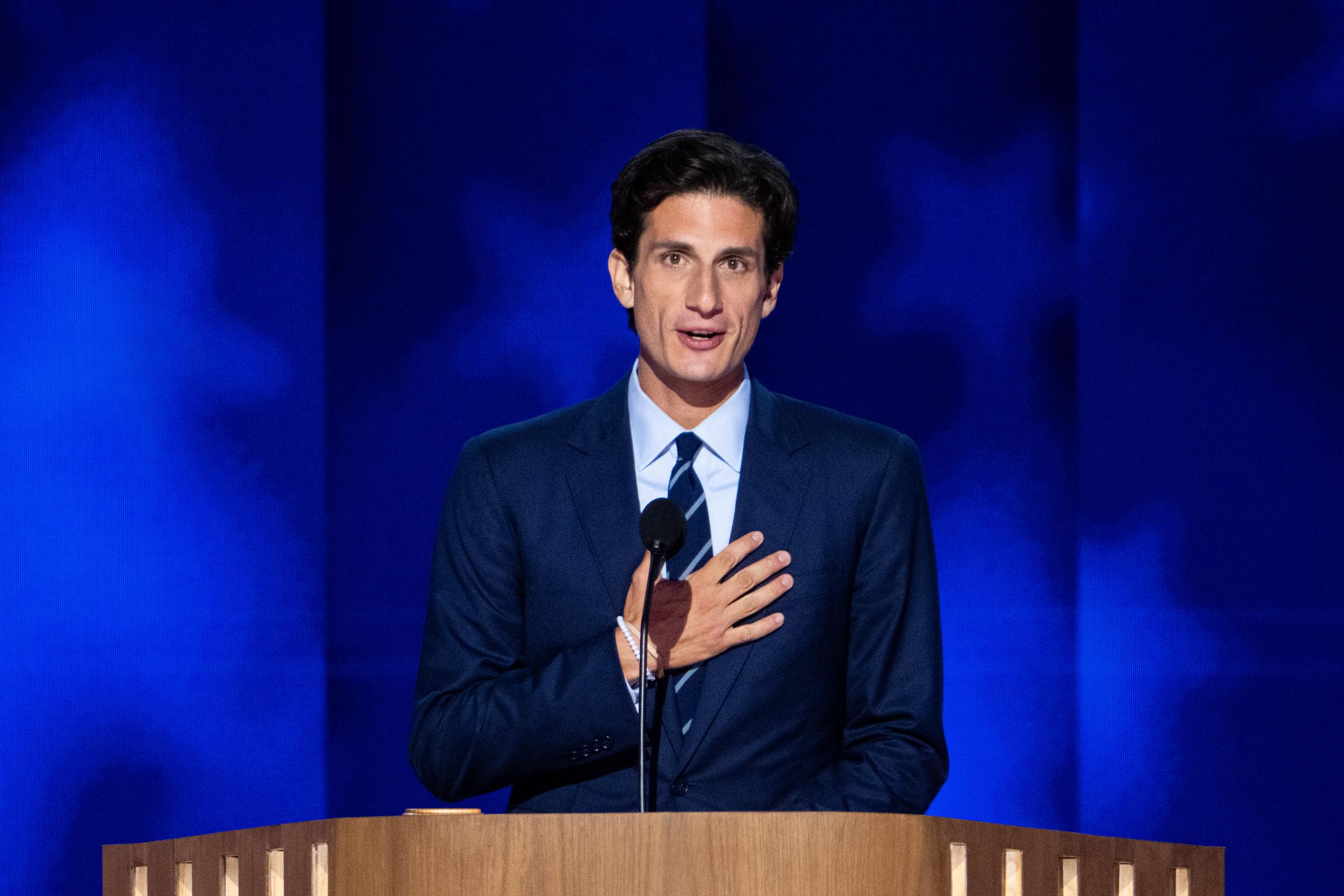 Jack Schlossberg, nieto del presidente John F. Kennedy, habla durante el segundo día de la Convención Nacional Demócrata en Chicago el 20 de agosto de 2024 | Fuente: Getty Images