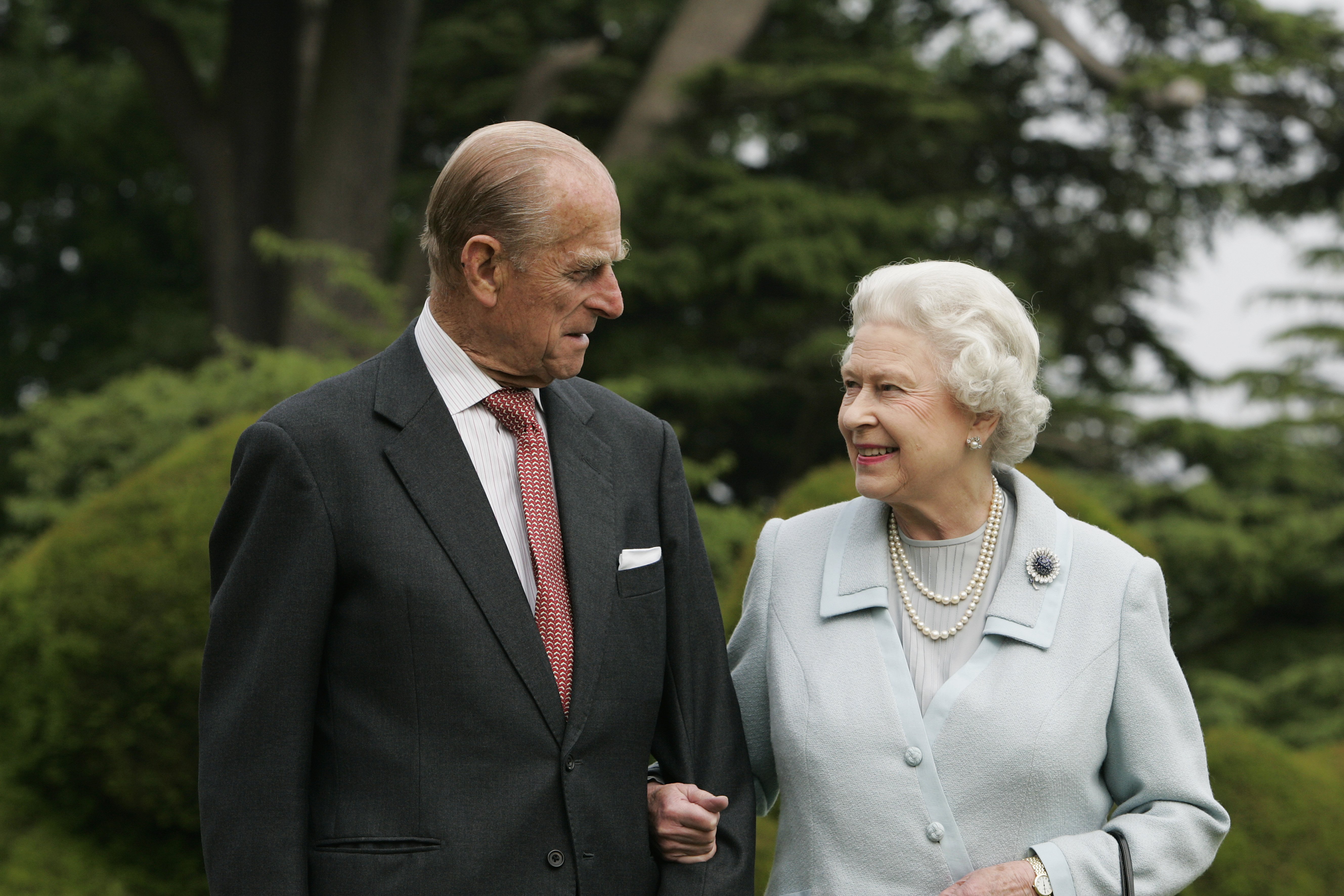 La reina Elizabeth II y el príncipe Philp visitan Broadlands para celebrar su aniversario de bodas de diamante el 20 de noviembre. | Foto: Getty Images